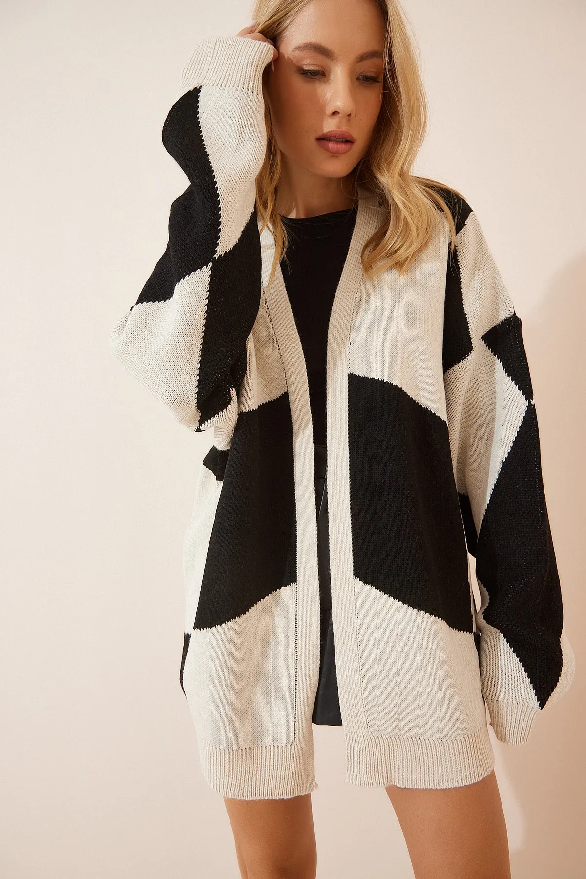 Happiness İstanbul  Dicke Strickjacke mit Muster in Schwarz und Beige für Damen BV00013