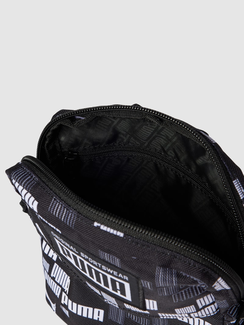 Umhängetasche mit Label-Patch Modell 'PUMA Academy Portable' in schwarz