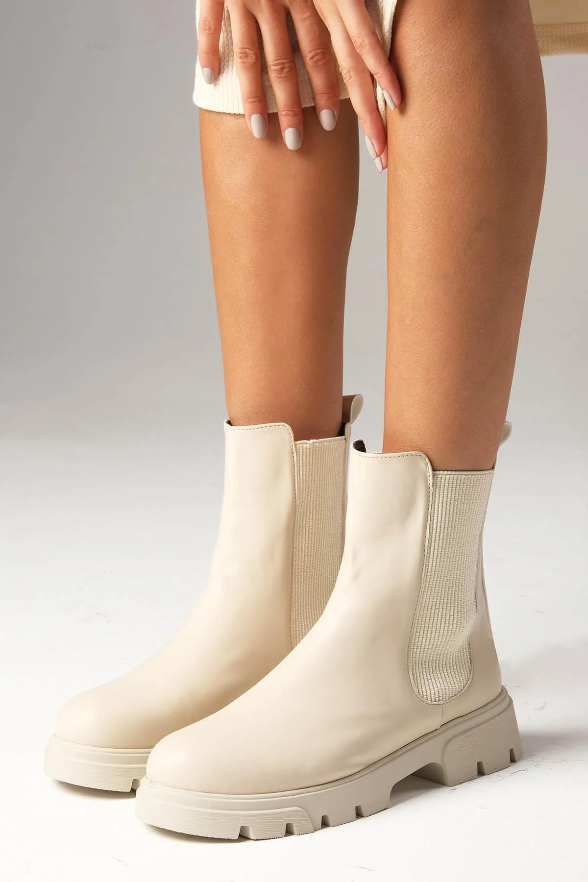 Mio Gusto  Debora Beigefarbene, dünne, mit Fell gefütterte, elastische Damenstiefel mit dicken Sohlen