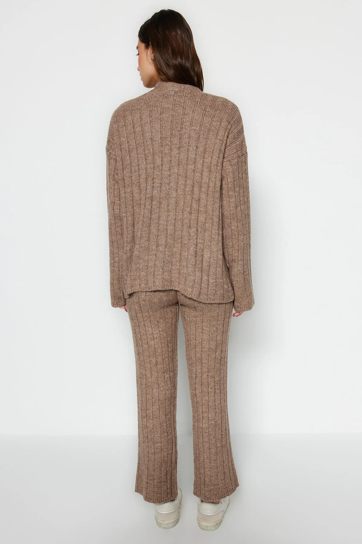 Trendyol Collection  Nerzfarbenes, weit geschnittenes Set aus Oberteil und Unterteil aus weicher Strickware TWOAW22AU0128