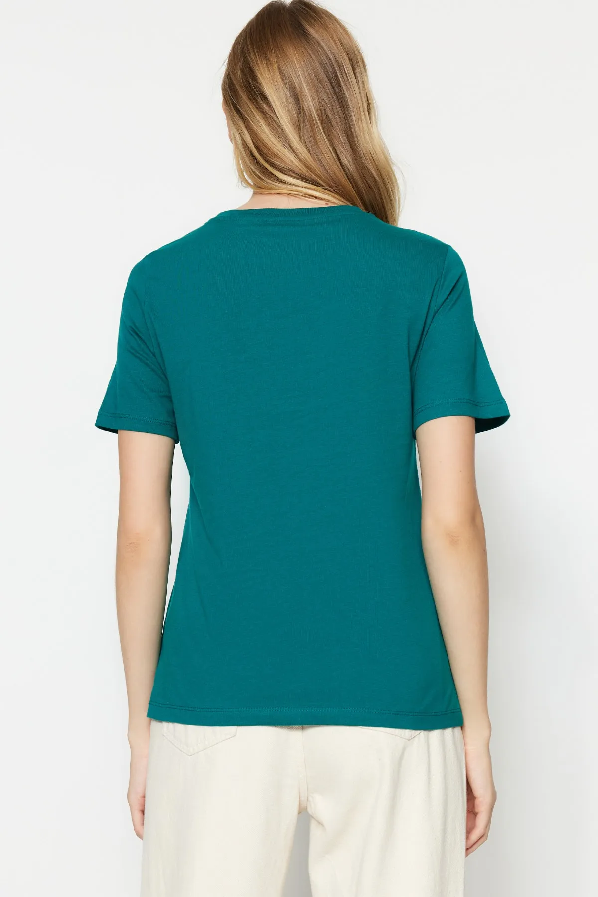 Trendyol Collection  Smaragdgrünes Basic-Strick-T-Shirt mit Rundhalsausschnitt aus 100 % Baumwolle TWOSS23TS00000