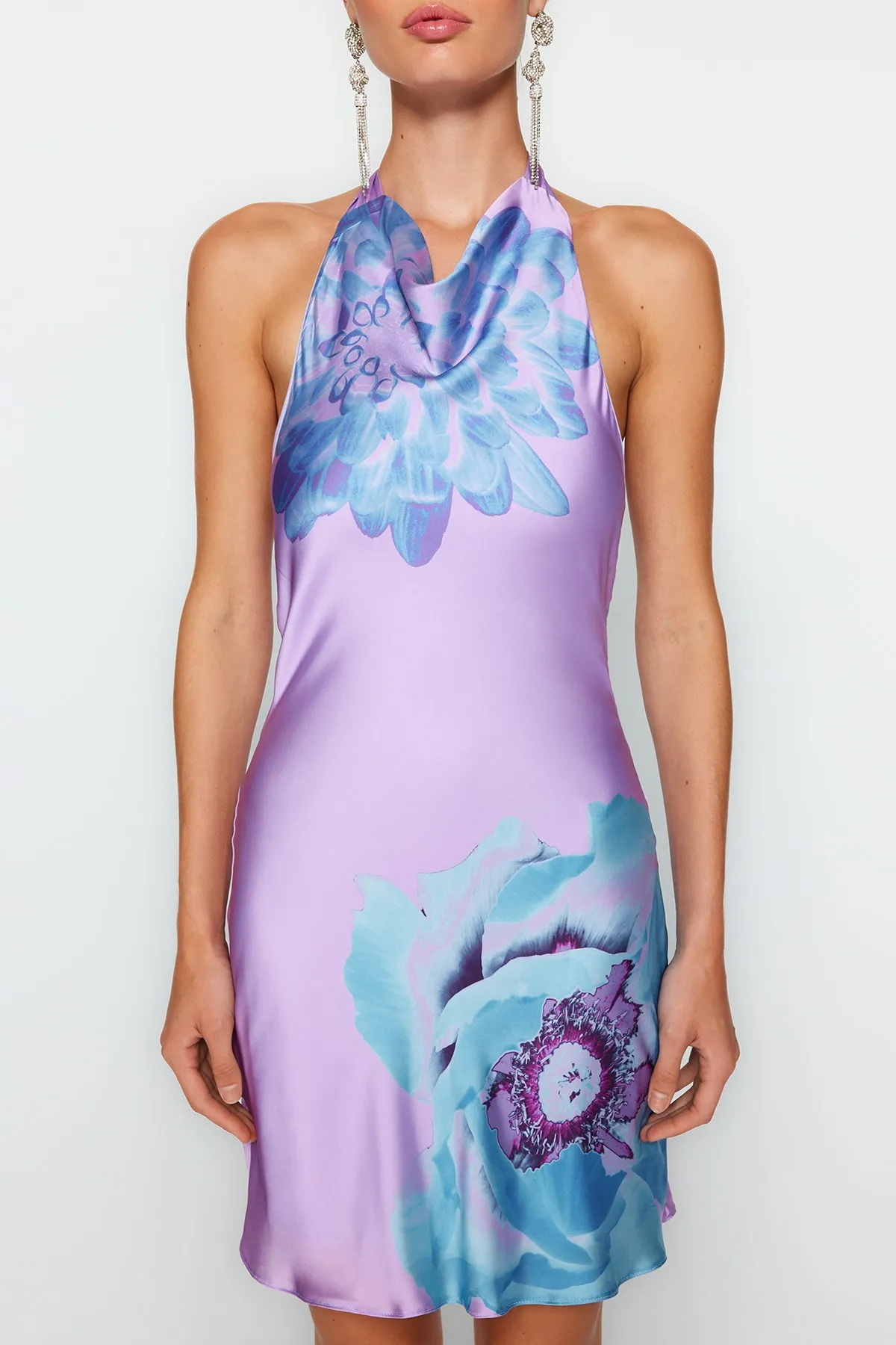 Trendyol Collection  Elegantes Abendkleid mit mehrfarbigem Degaje-Detail und Kragenblume TPRSS23EL00581