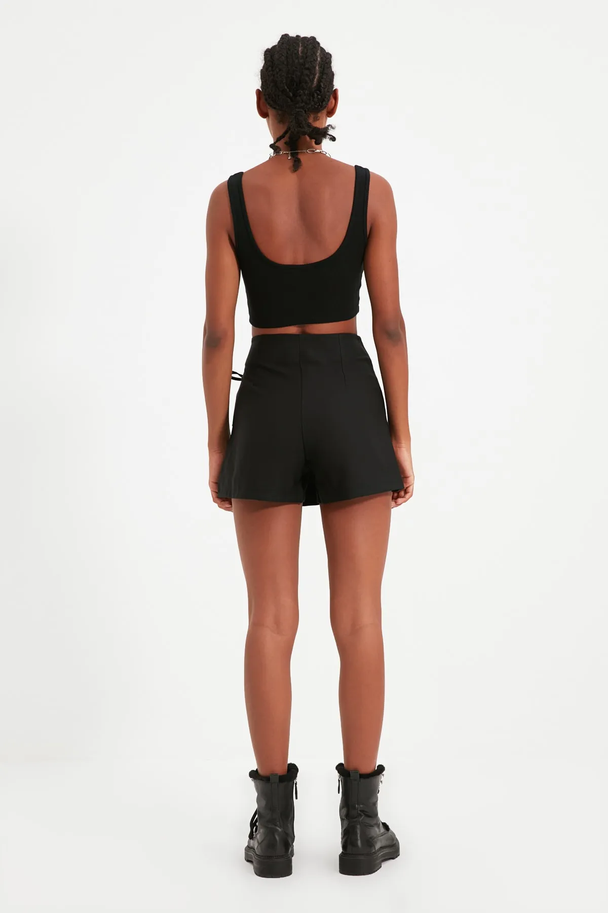 Trendyol Collection  Schwarzer gewebter Shortsrock mit Einfassung und Ösendetail TWOAW21SR0038