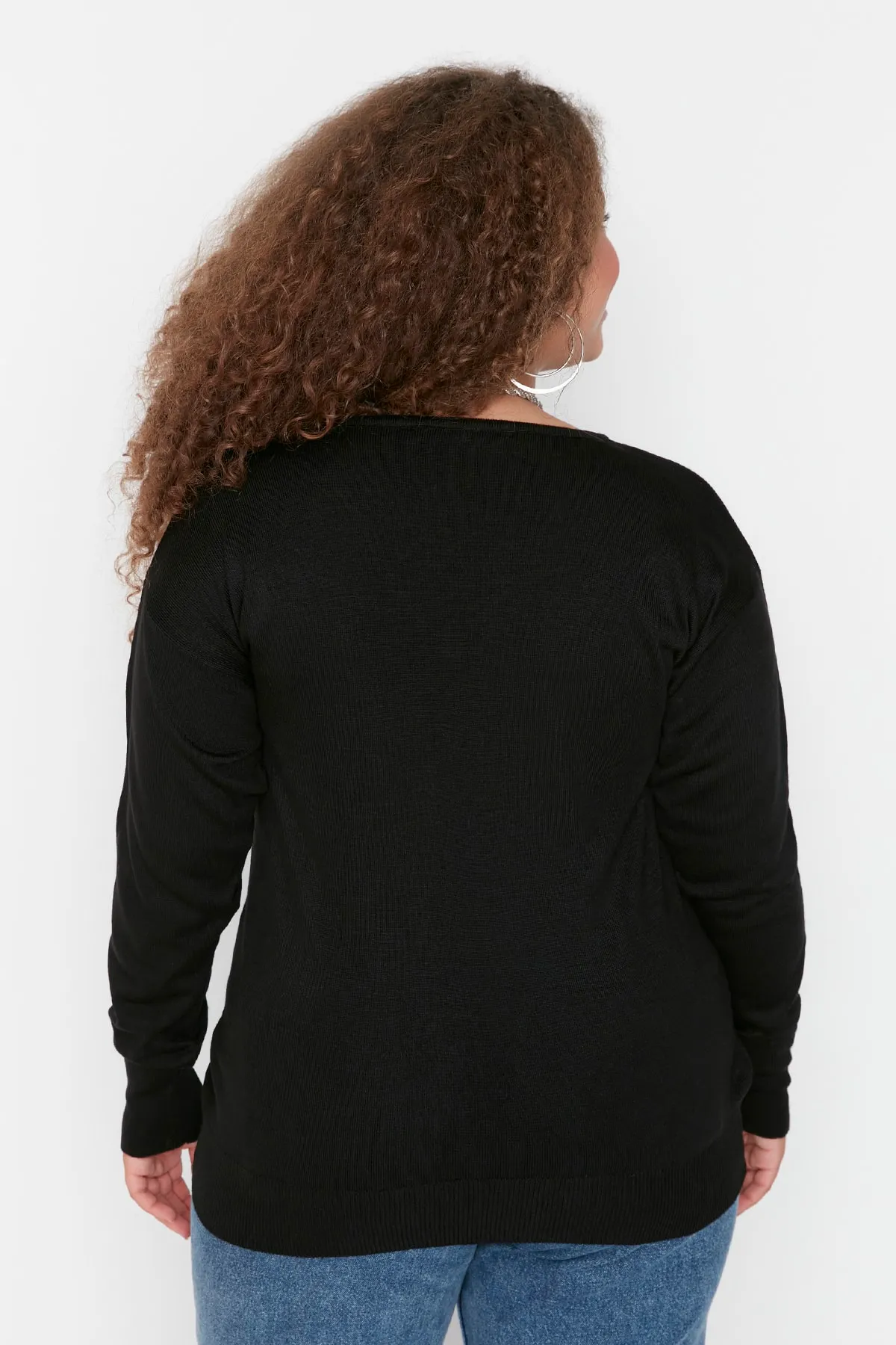 Trendyol Curve  Schwarzer Strickpullover mit V-Ausschnitt und Knöpfen