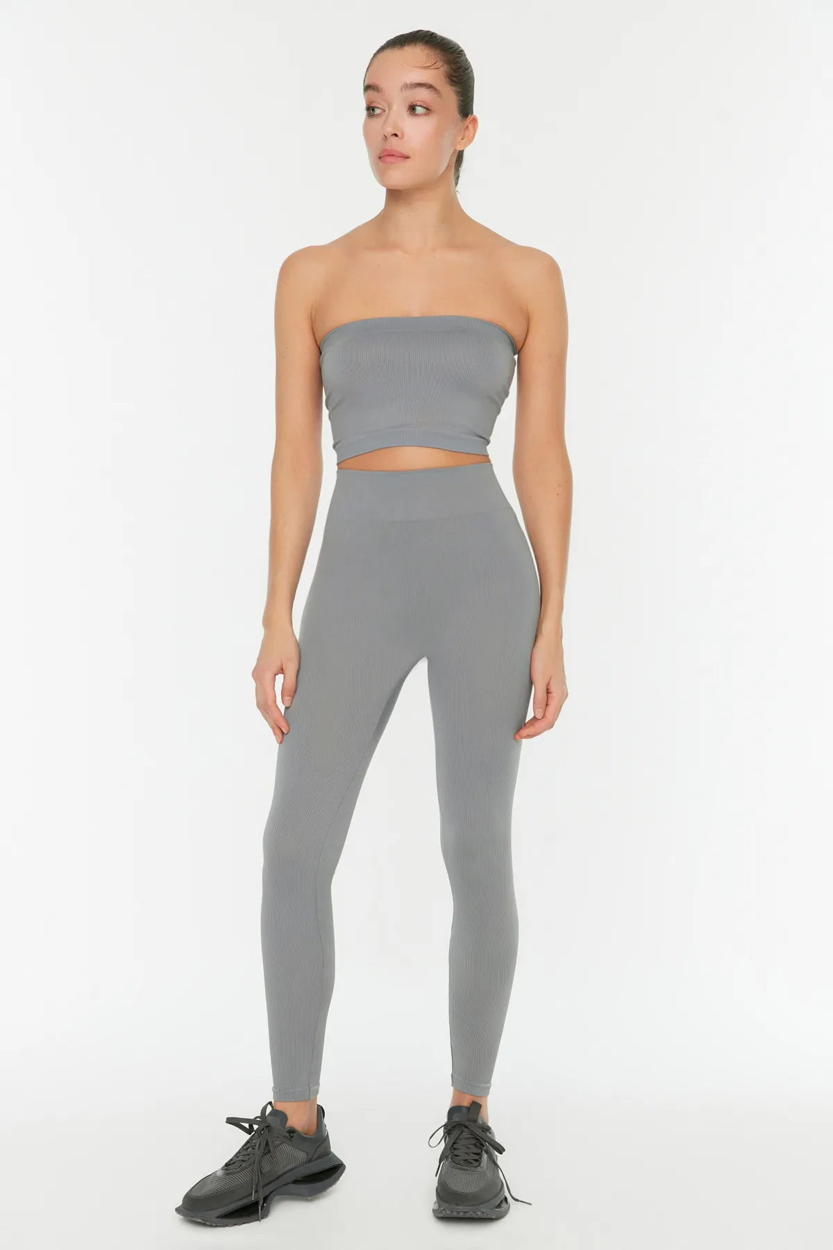 Trendyol Collection  Graue, nahtlos/nahtlos gestrickte Sport-Leggings in voller Länge TWOAW20TA0071