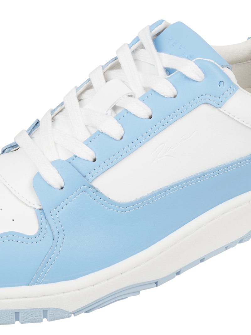 Sneaker mit Label-Details in hellblau