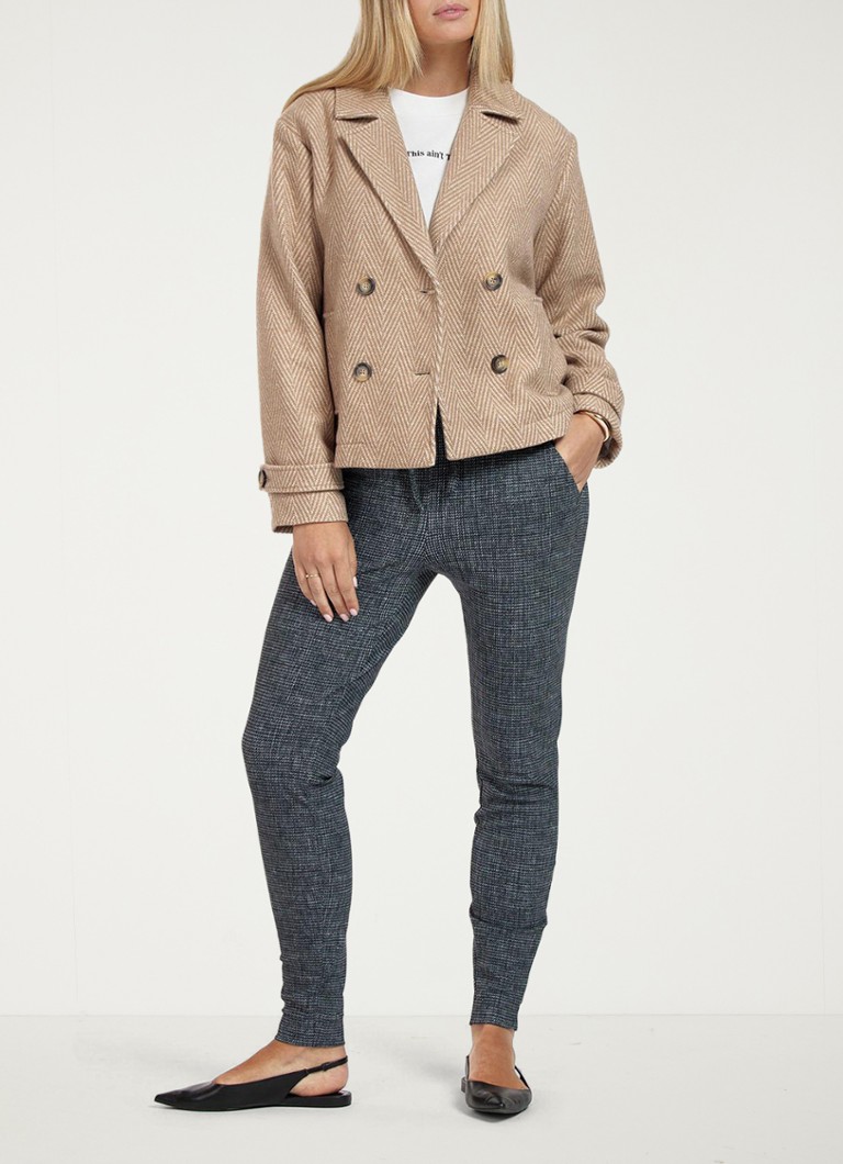 Κοντό σταυρωτό trench coat Studio Anneloes Meriel με ψαροκόκαλο και γραφικό τύπωμα