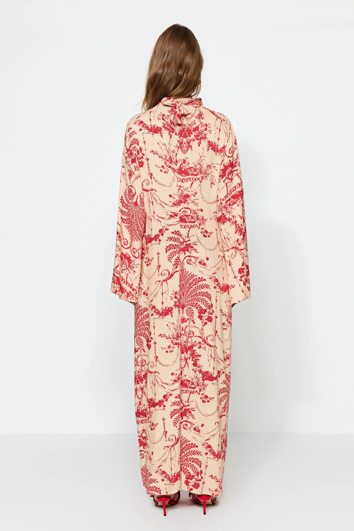 Trendyol Modest  Cremefarbenes Kleid aus Viskosegewebe mit weiten Ärmeln und gemustertem Kragen TCTSS23EB00234