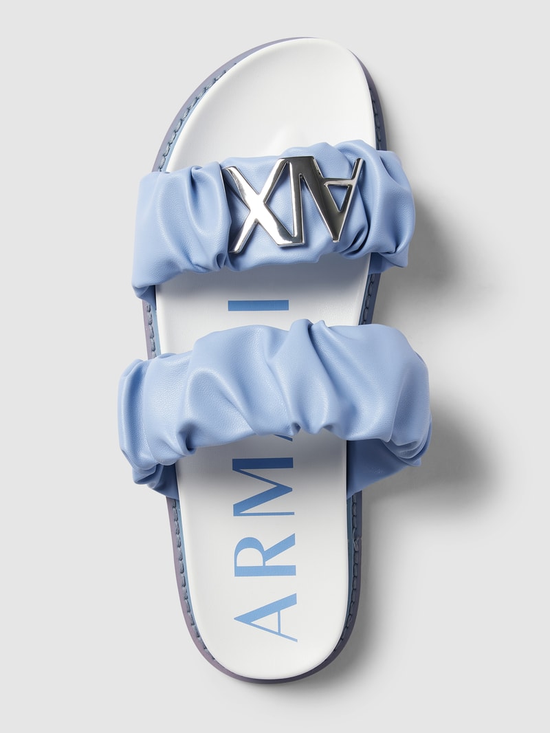 Pantolette mit Raffungen und Label-Detail in hellblau
