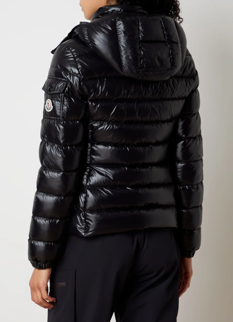 Giacca imbottita Moncler Bady con imbottitura in piuma e cappuccio removibile.