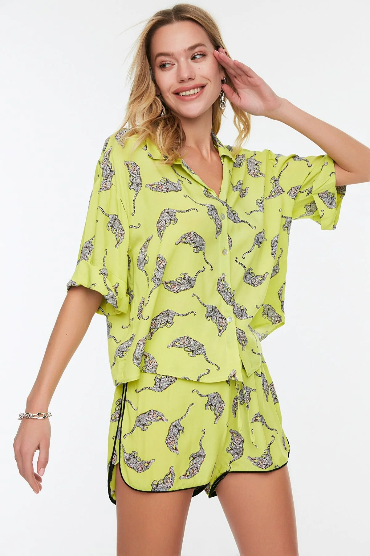 Trendyol Collection  Hellgrünes gewebtes Hemd-Shorts-Set mit Tiermuster TBESS21AU0078