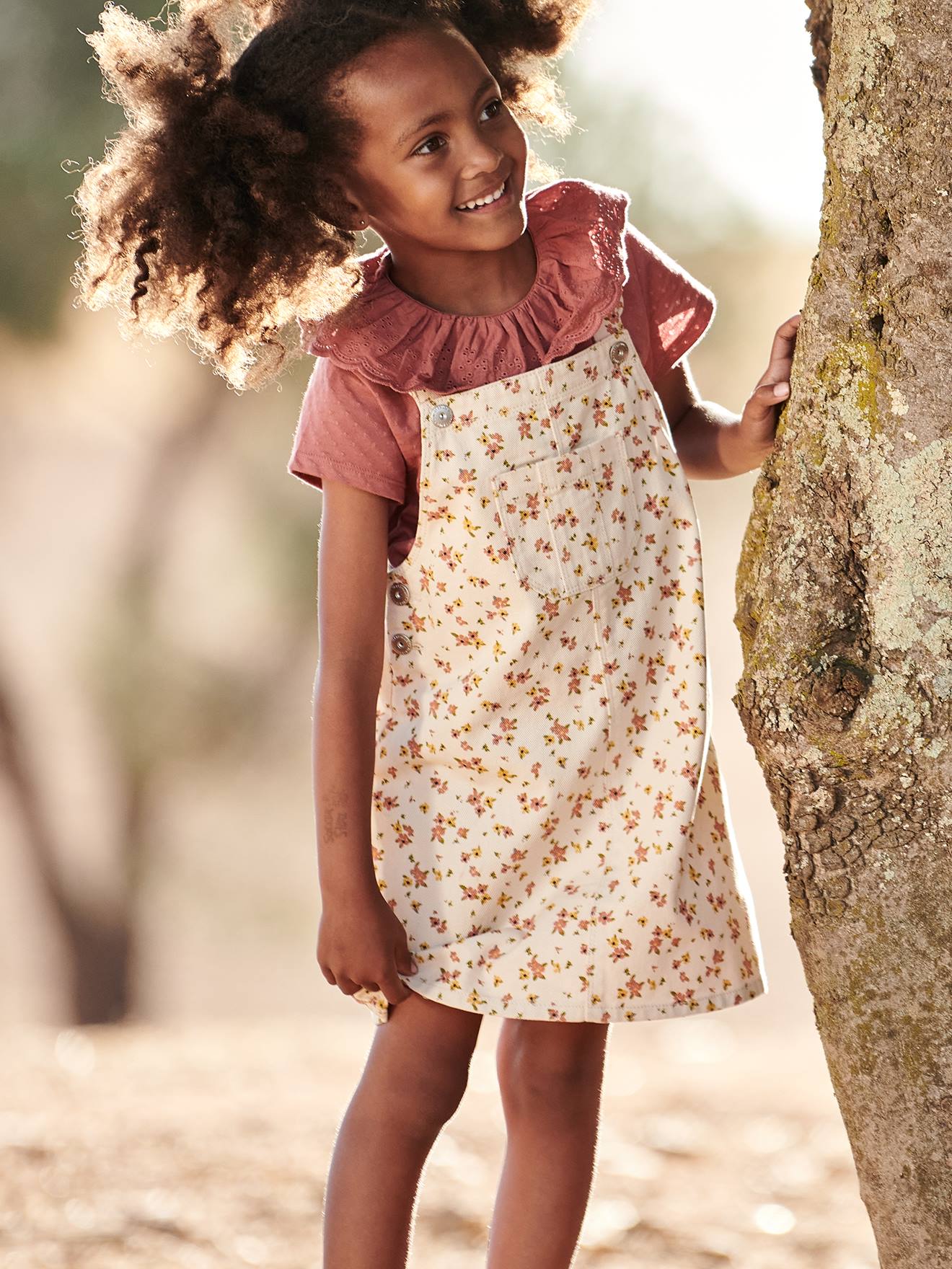 Robe-salopette à fleurs bretelles à volants beige rosé imprimé