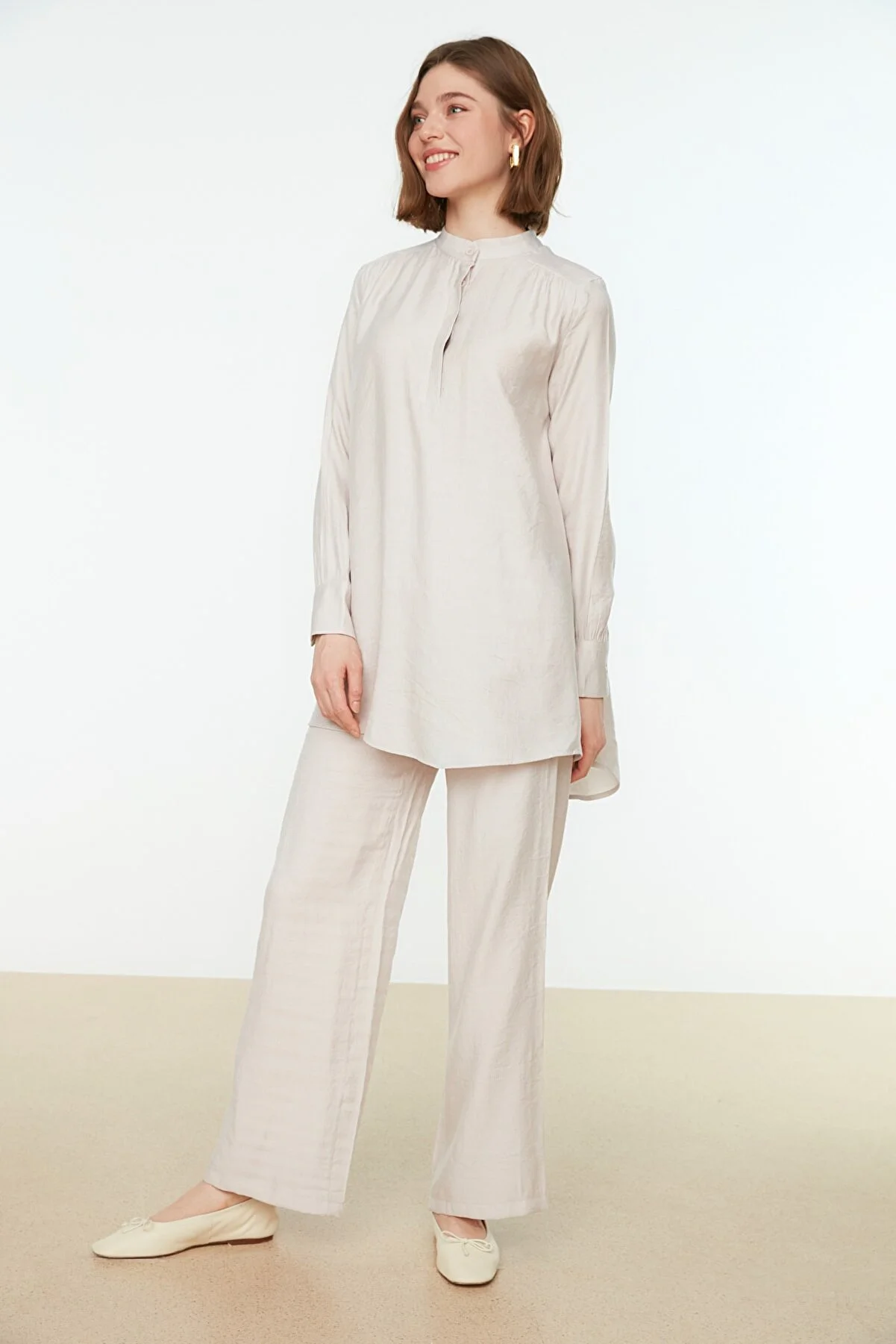 Trendyol Modest  Cremefarbenes, halb verdecktes Tunika-Hosen-Set mit Schulterdetail und Knopfleiste TCTSS22US0098