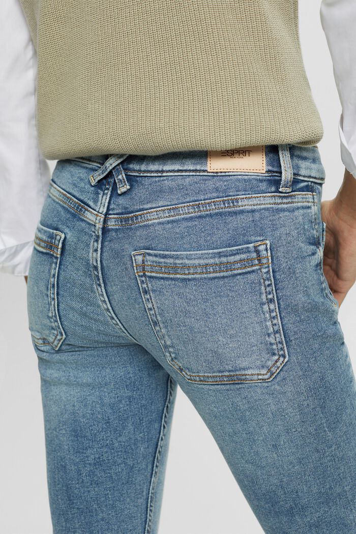 Recycelt: Schmale Jeans mit mittelhohem Bund