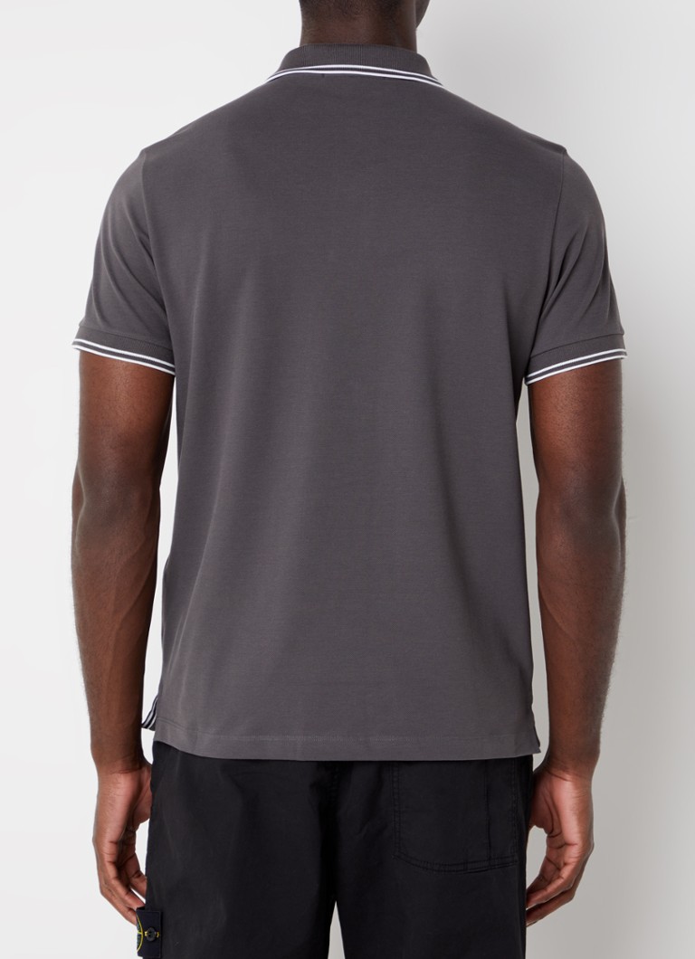 Camisa polo Stone Island 2SC18 slim fit em algodão piqué com logo e punhos com detalhes contrastantes.