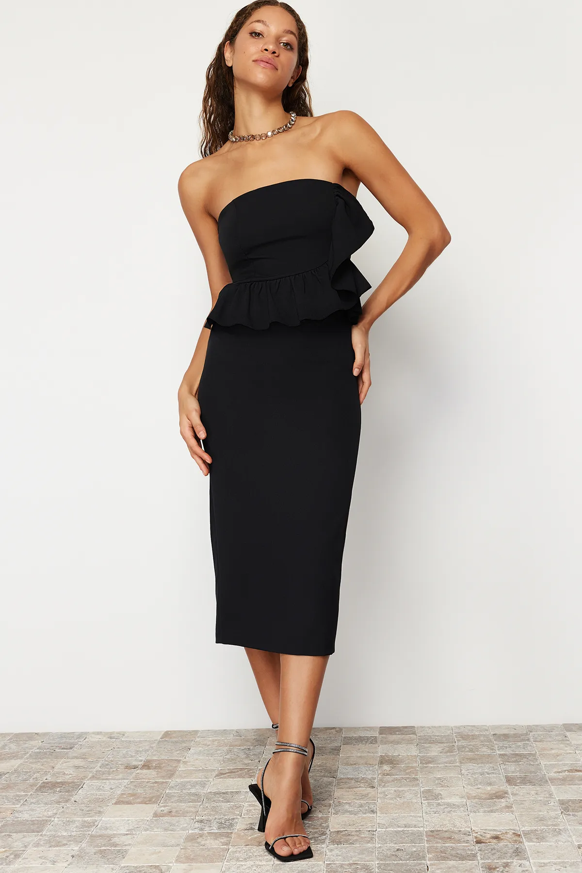 Trendyol Collection  Schwarzes, gewebtes, elegantes Abendkleid mit Volants TPRSS24EL00081