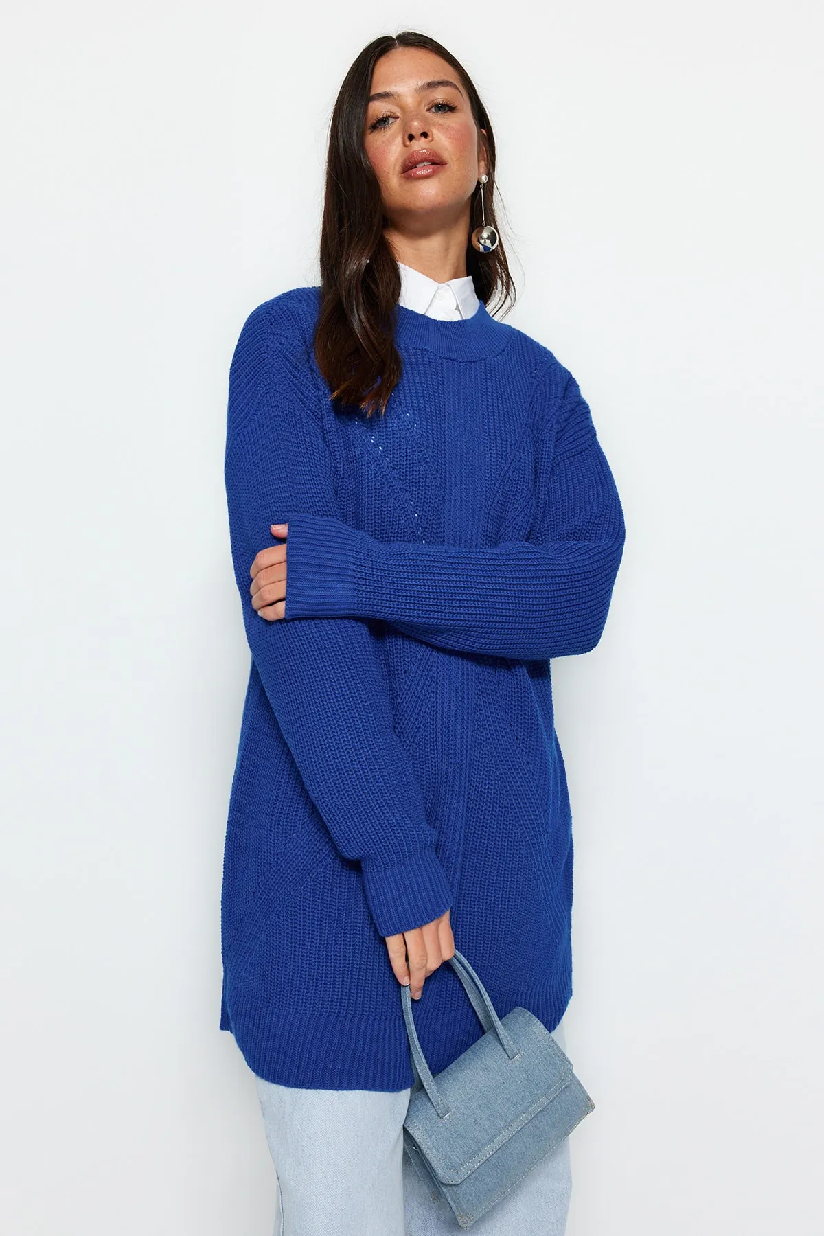 Trendyol Modest  Saks Strickpullover mit Rundhalsausschnitt TCTAW24AK00023