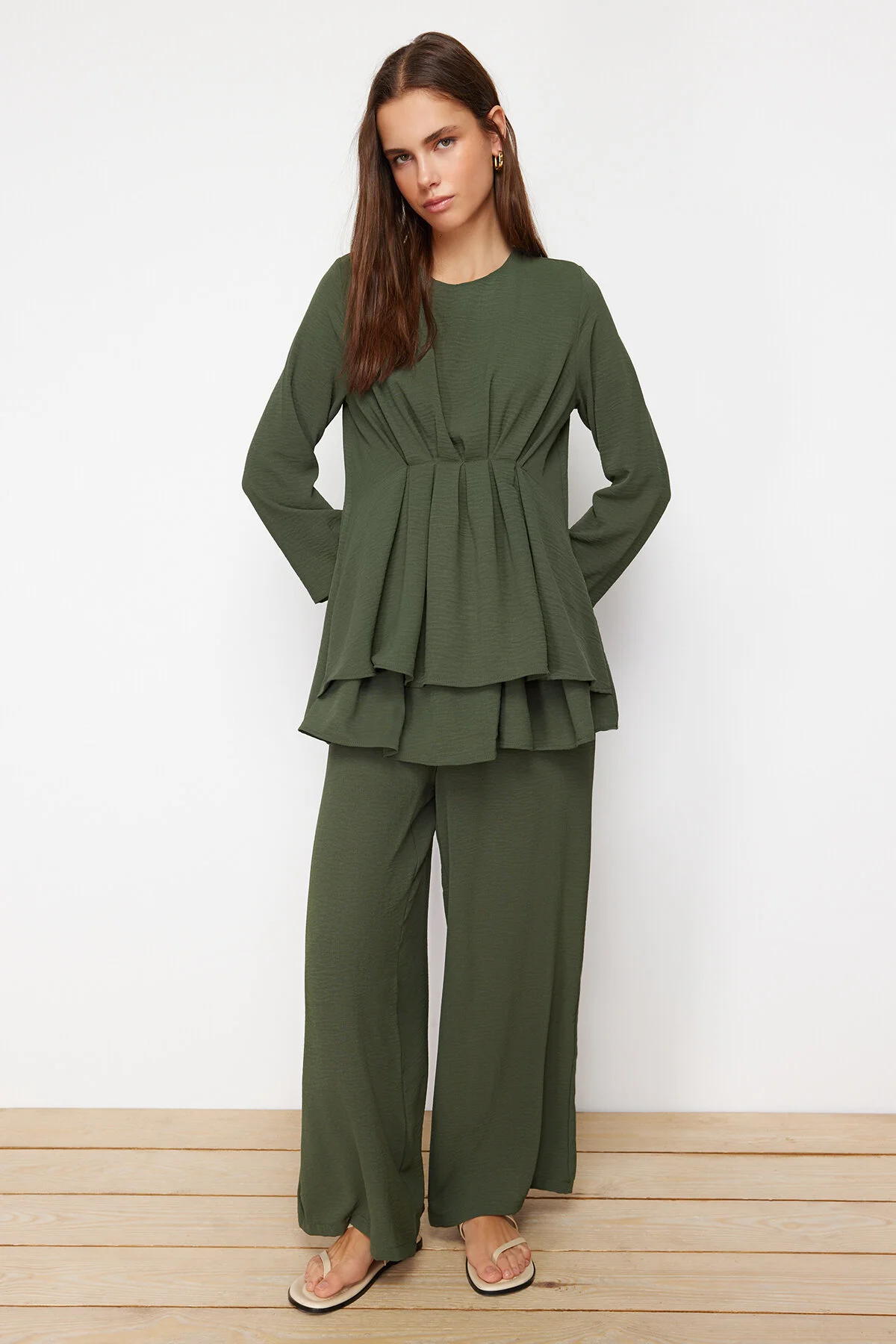 Trendyol Modest  Khakifarbenes Aerobin-Tunika-Set mit Kordelzug und Hose aus gewebtem Unterteil und Oberteil TCTSS24US00009