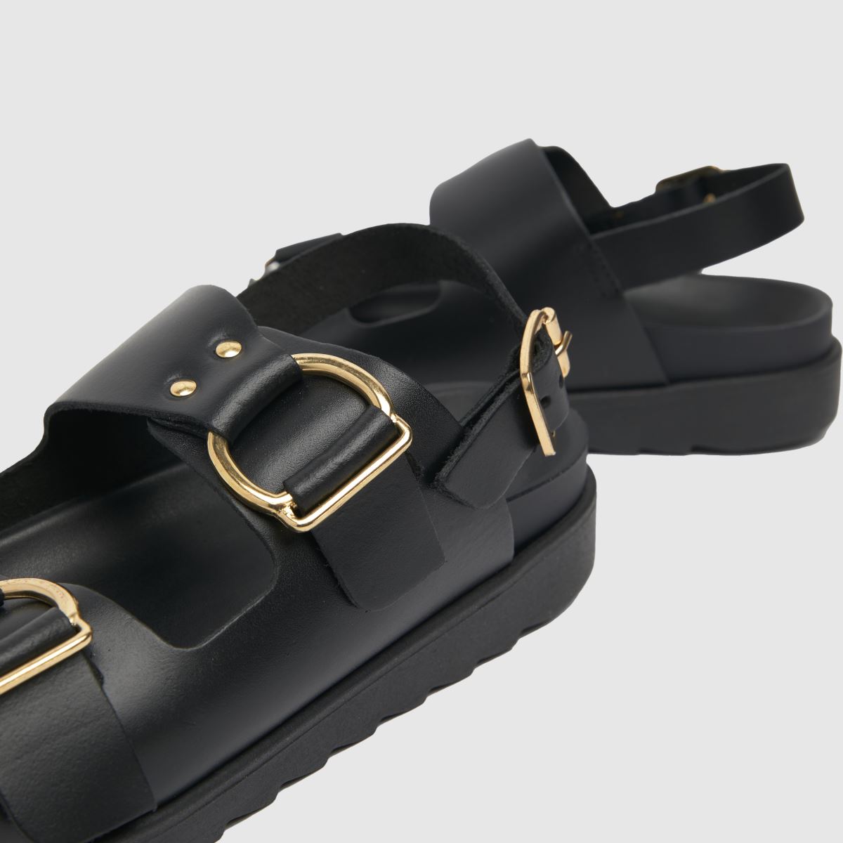 Schuh Tegan csatos szandálok fekete színben