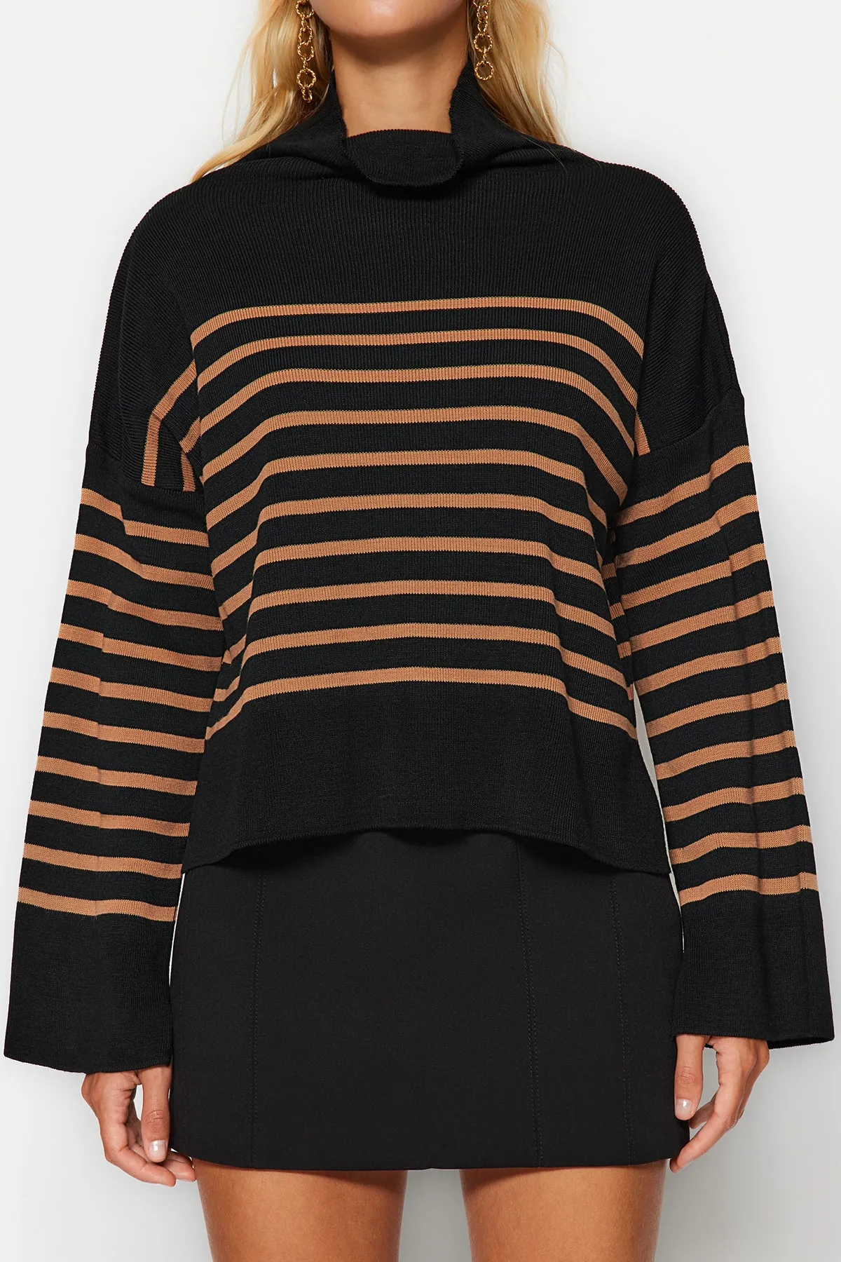 Trendyol Collection  Schwarzer, gestreifter Strickpullover mit weiter Passform TWOAW24KZ00505