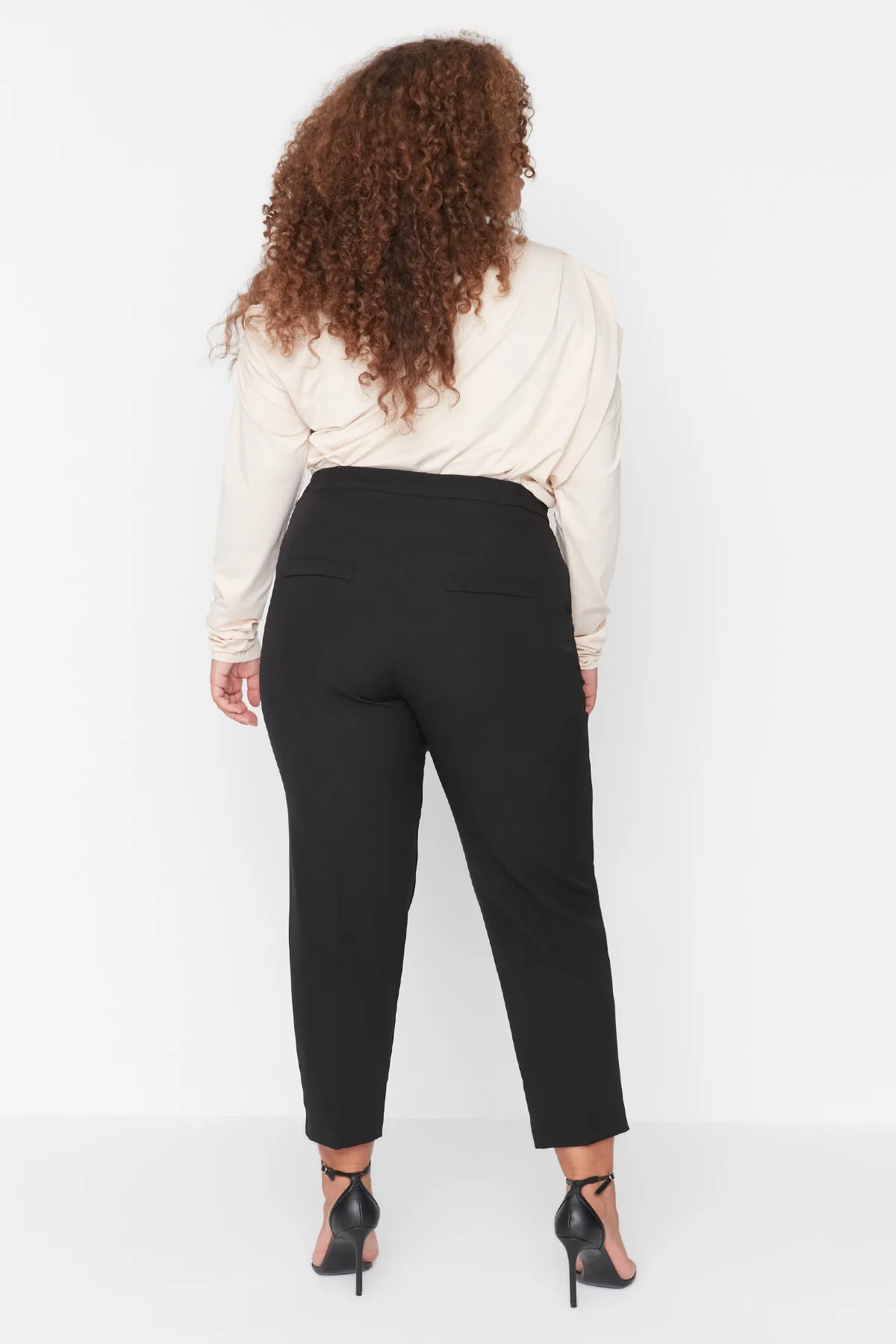 Trendyol Curve  Schwarze Hose aus Zigarettengewebe TBBAW23AR00051