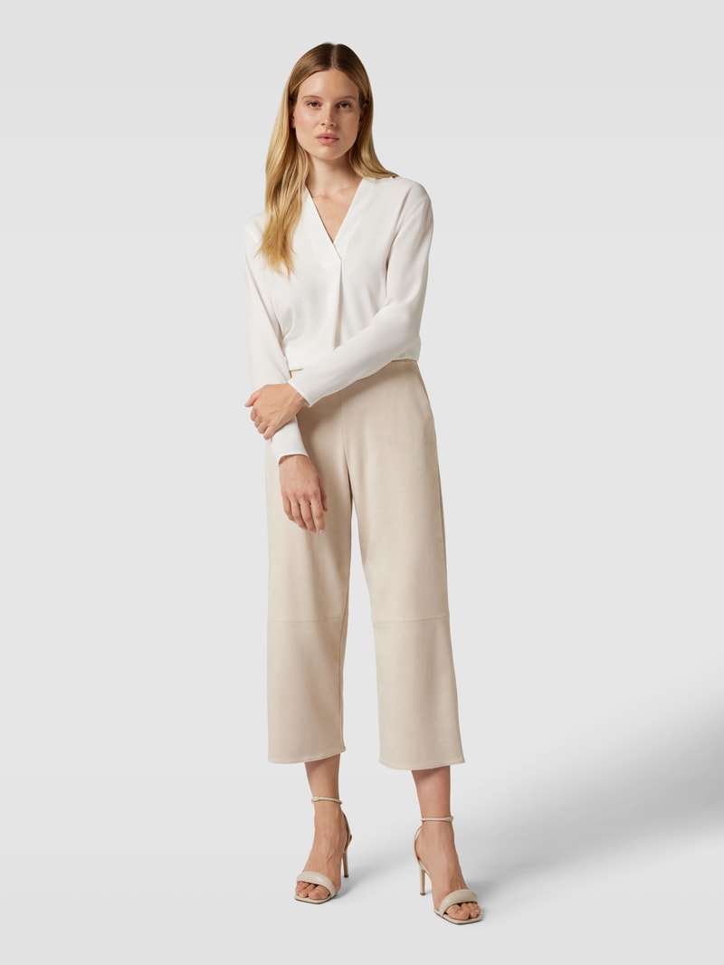 Bluse mit V-Ausschnitt in offwhite