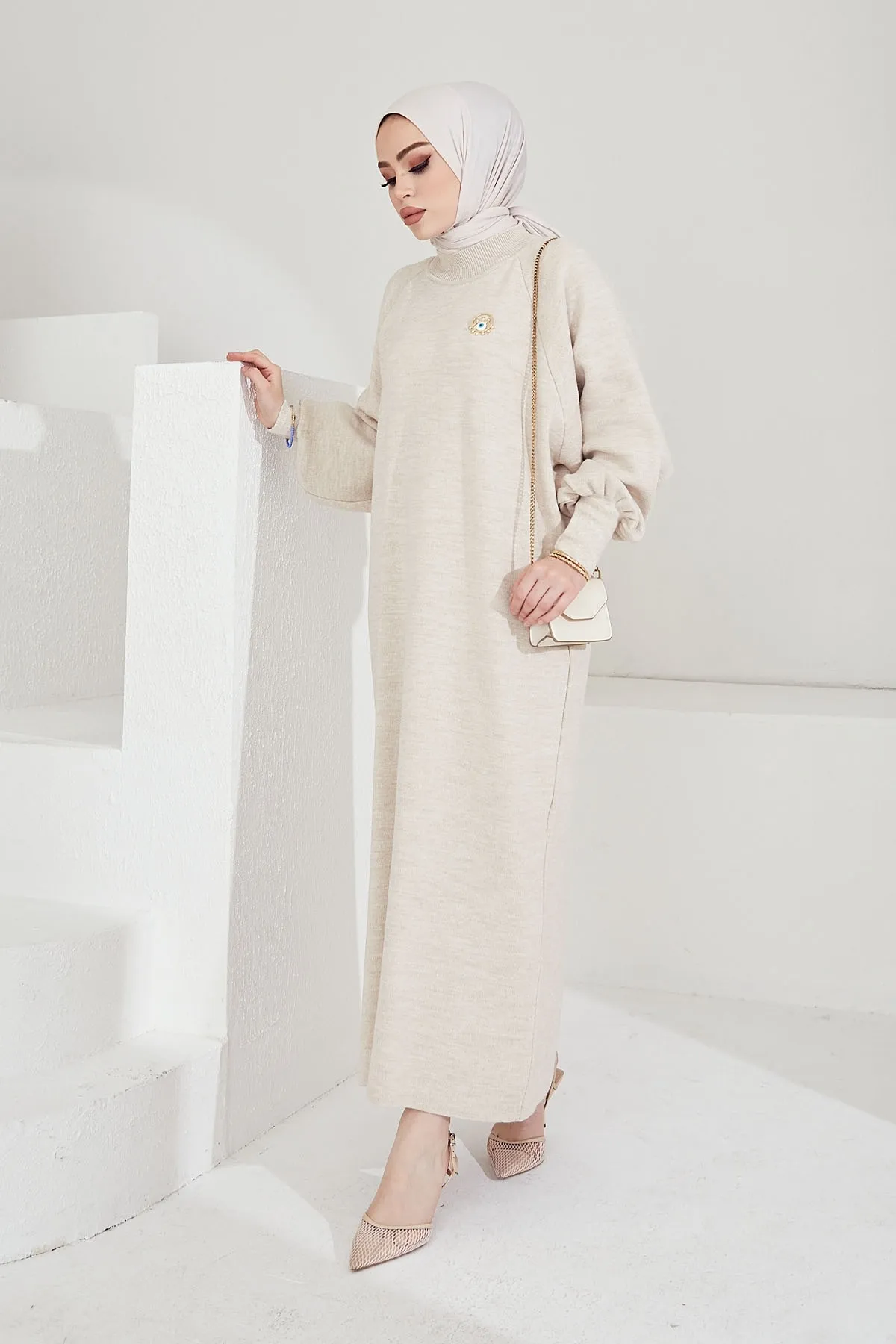 InStyle  Mina Hijab-Kleid aus Strick mit Ballonärmeln – Ecru