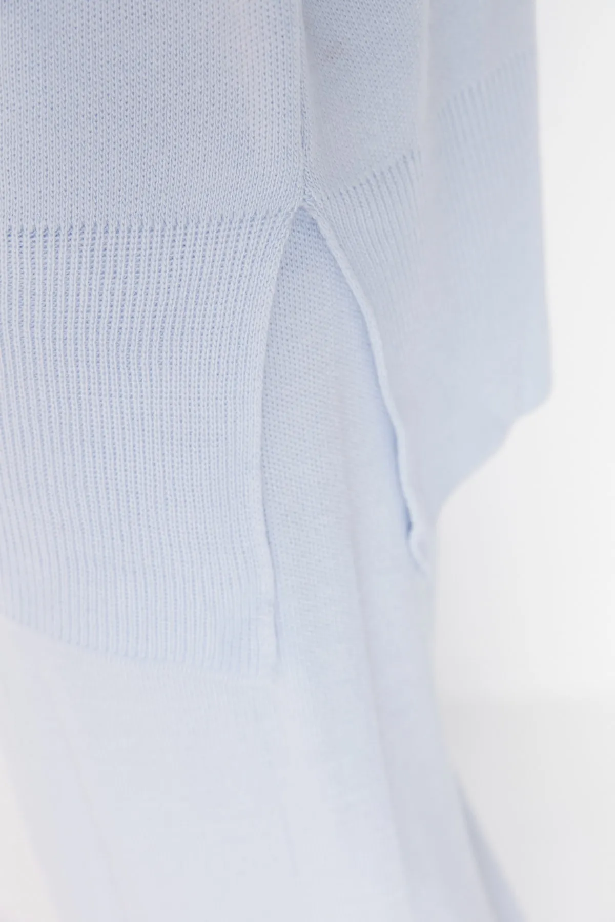 Trendyol Modest  Graues Strickset mit Pullover und Hose mit Schlitzdetail TCTAW23US00030