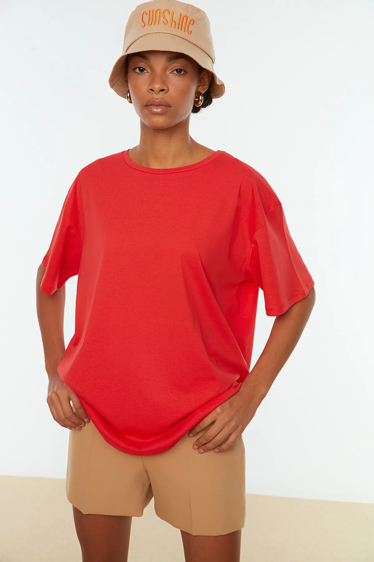 Trendyol Collection  Rotes, übergroßes/weites Strick-T-Shirt mit Rundhalsausschnitt aus 100 % Baumwolle TWOSS20TS0134