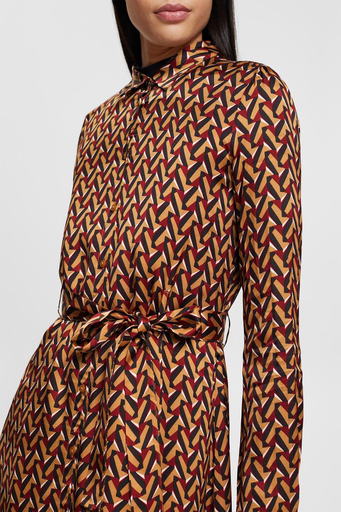 Satin-Kleid mit Muster und Bindegürtel