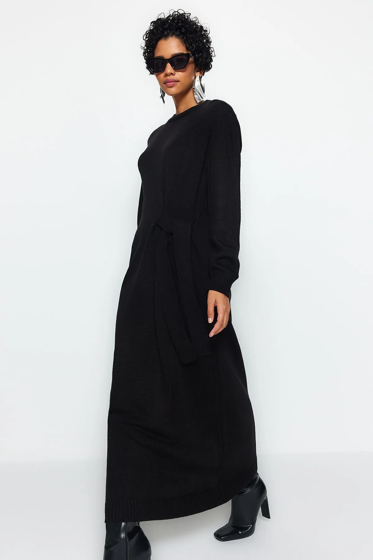 Trendyol Modest  Schwarzes Strickkleid mit Krawattendetails TCTAW24EB00027