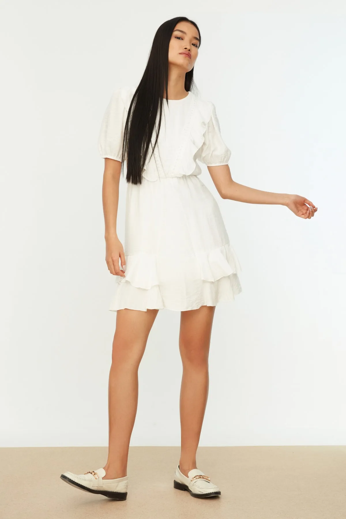 Trendyol Collection  Weißes, gefüttertes, gewebtes Volant-Minikleid TWOSS21EL2152