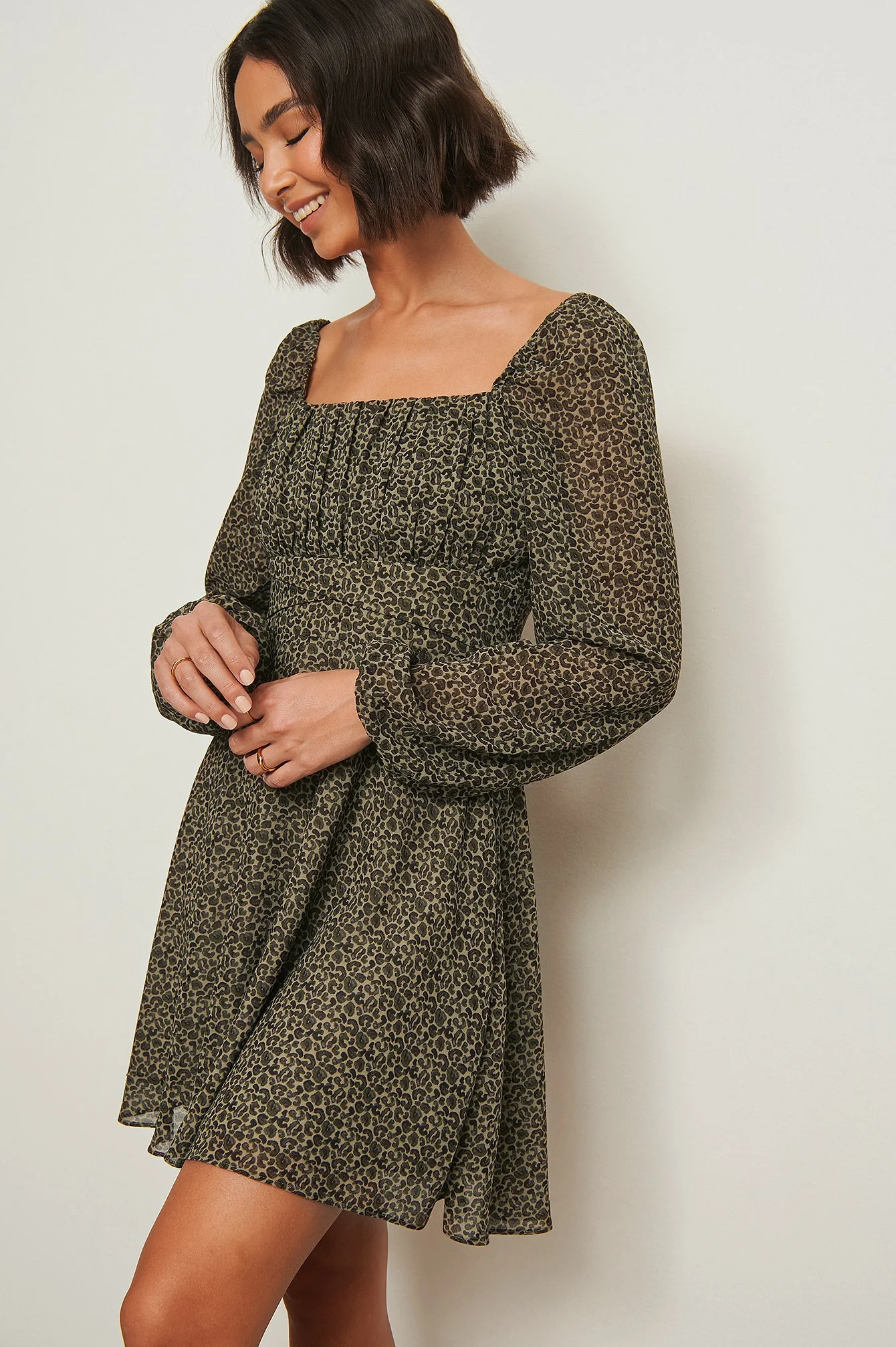 Recyceltes Kleid mit langen Ärmeln und Rüschendetail