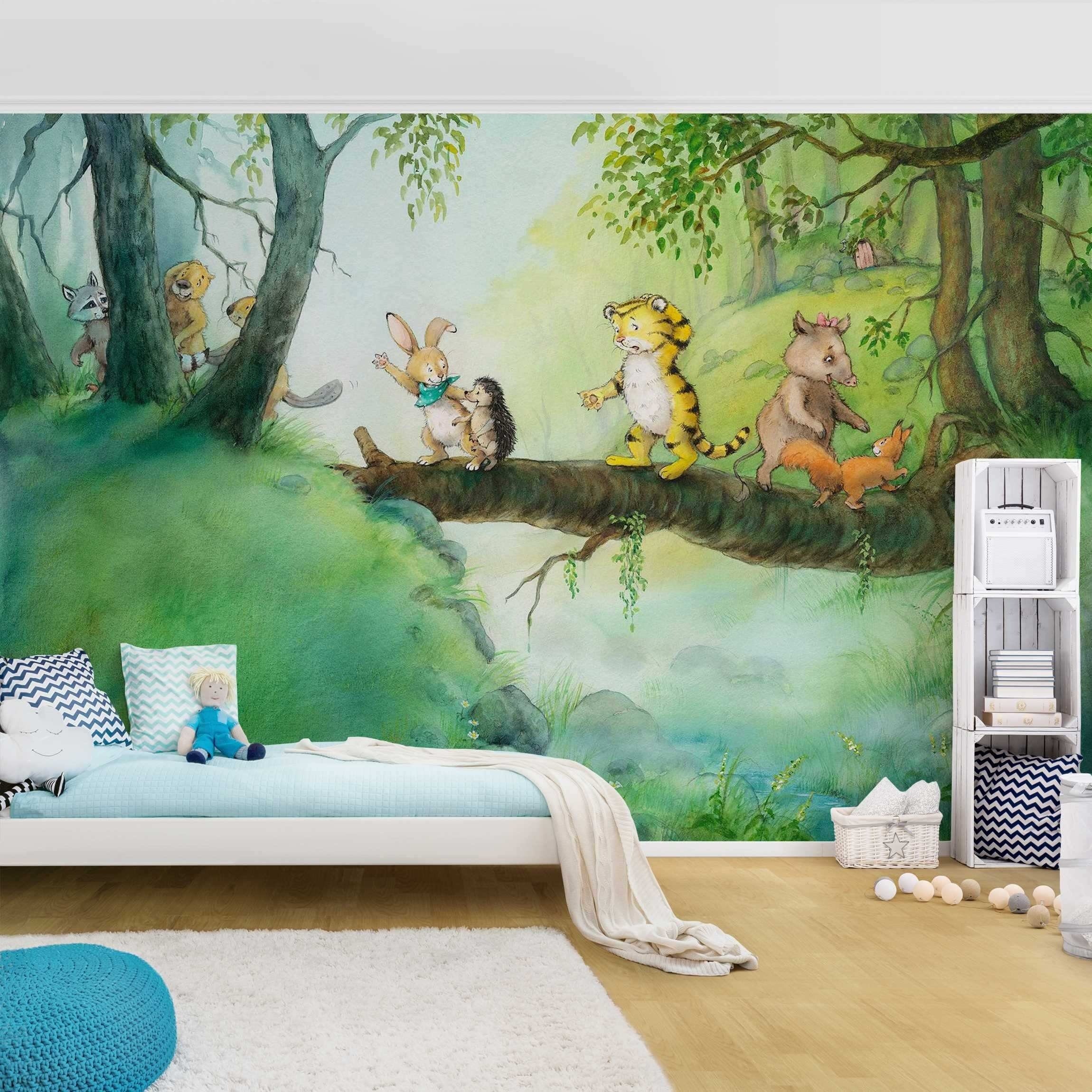 Bilderdepot24 Kindertapete Kinderzimmer Kleiner Tiger Baumbrücke Kinder Wanddeko Wald Tiere, Glatt, Matt, (Inklusive Gratis-Kleister oder selbstklebend), Mädchenzimmer Jungenzimmer Babyzimmer Bildtapete Fototapete Wandtapete