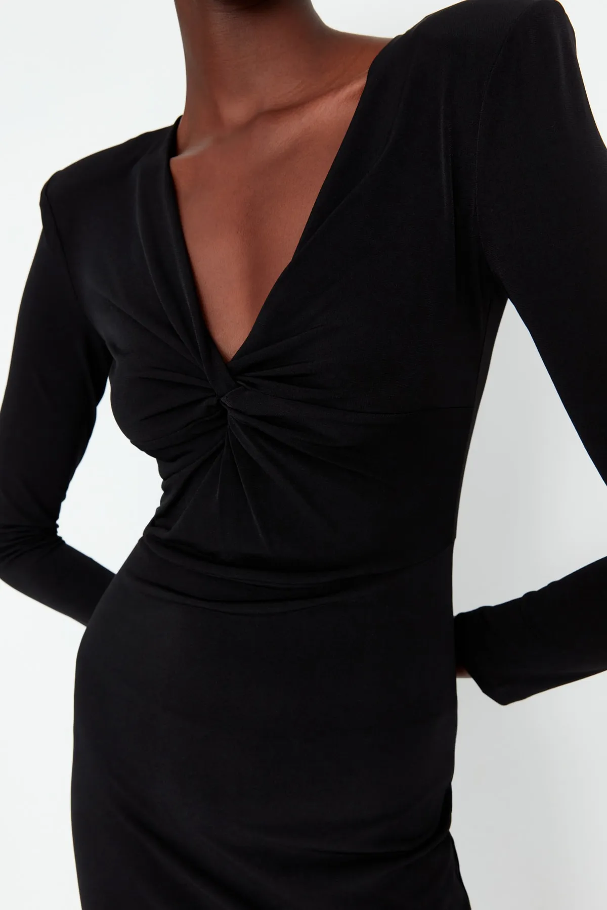 Trendyol Collection  Schwarzes gestricktes Abendkleid mit V-Ausschnitt TPRAW23EL00270