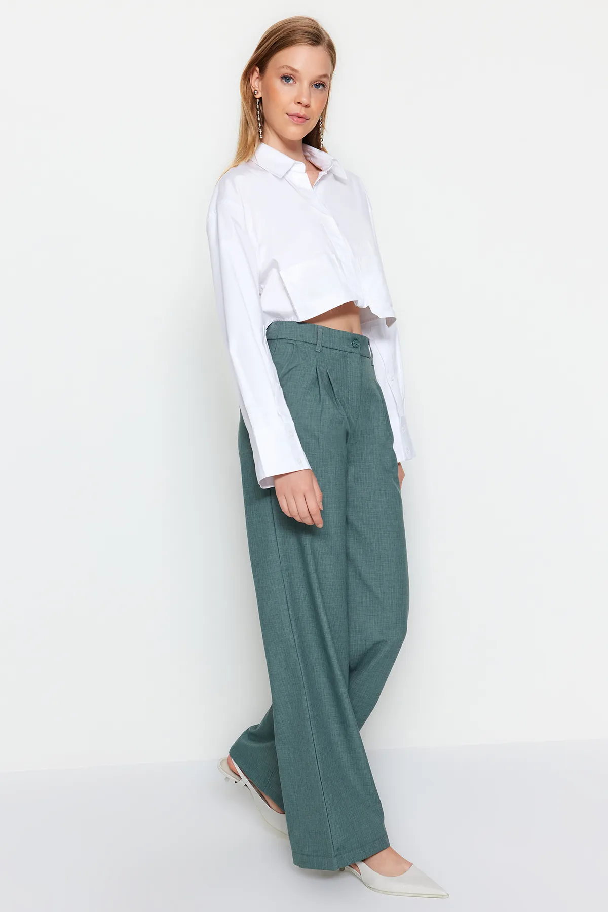 Trendyol Collection  Dunkelgrüne, plissierte Webhose mit weitem Bein TWOAW22PL0475