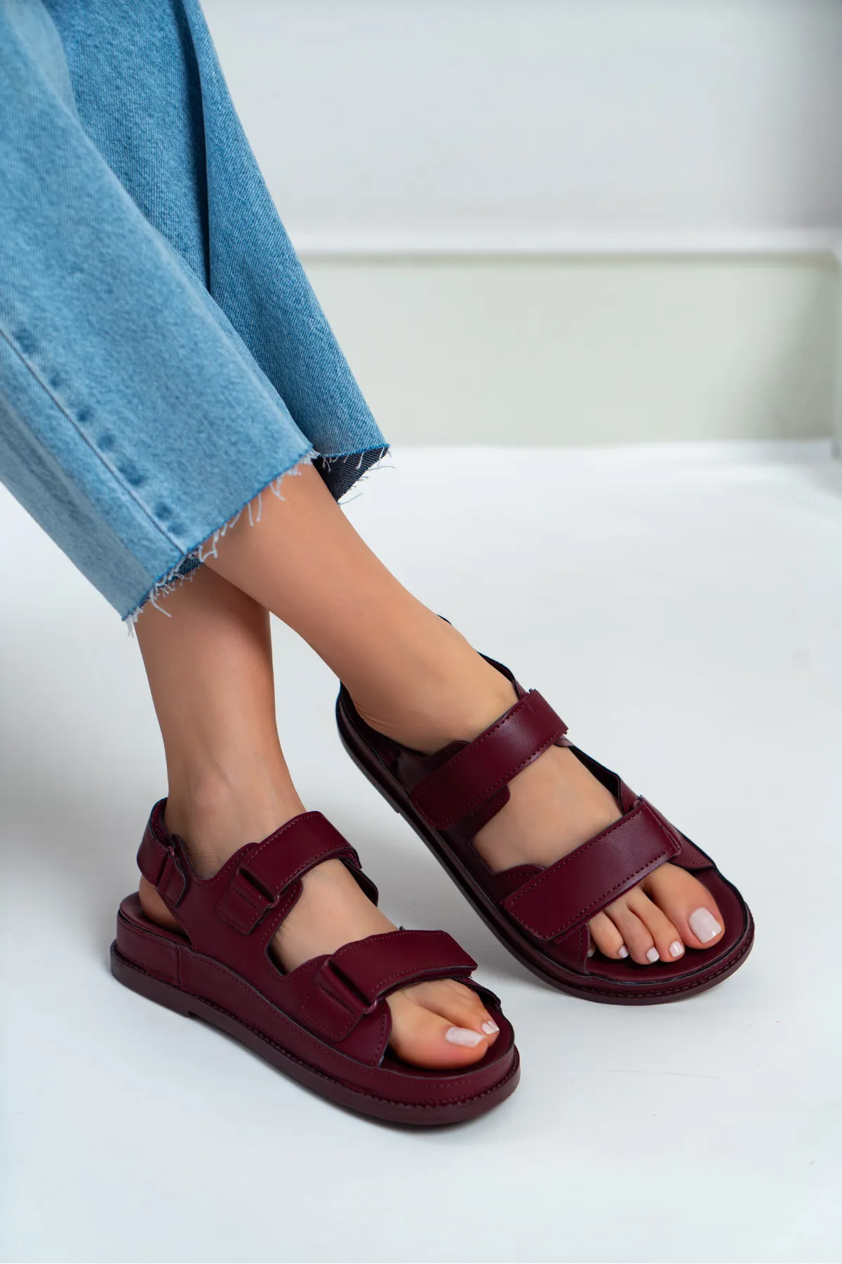 NİŞANTAŞI SHOES  Julia Burgunderrote, matte Damensandale mit flacher Sohle und Klettverschluss