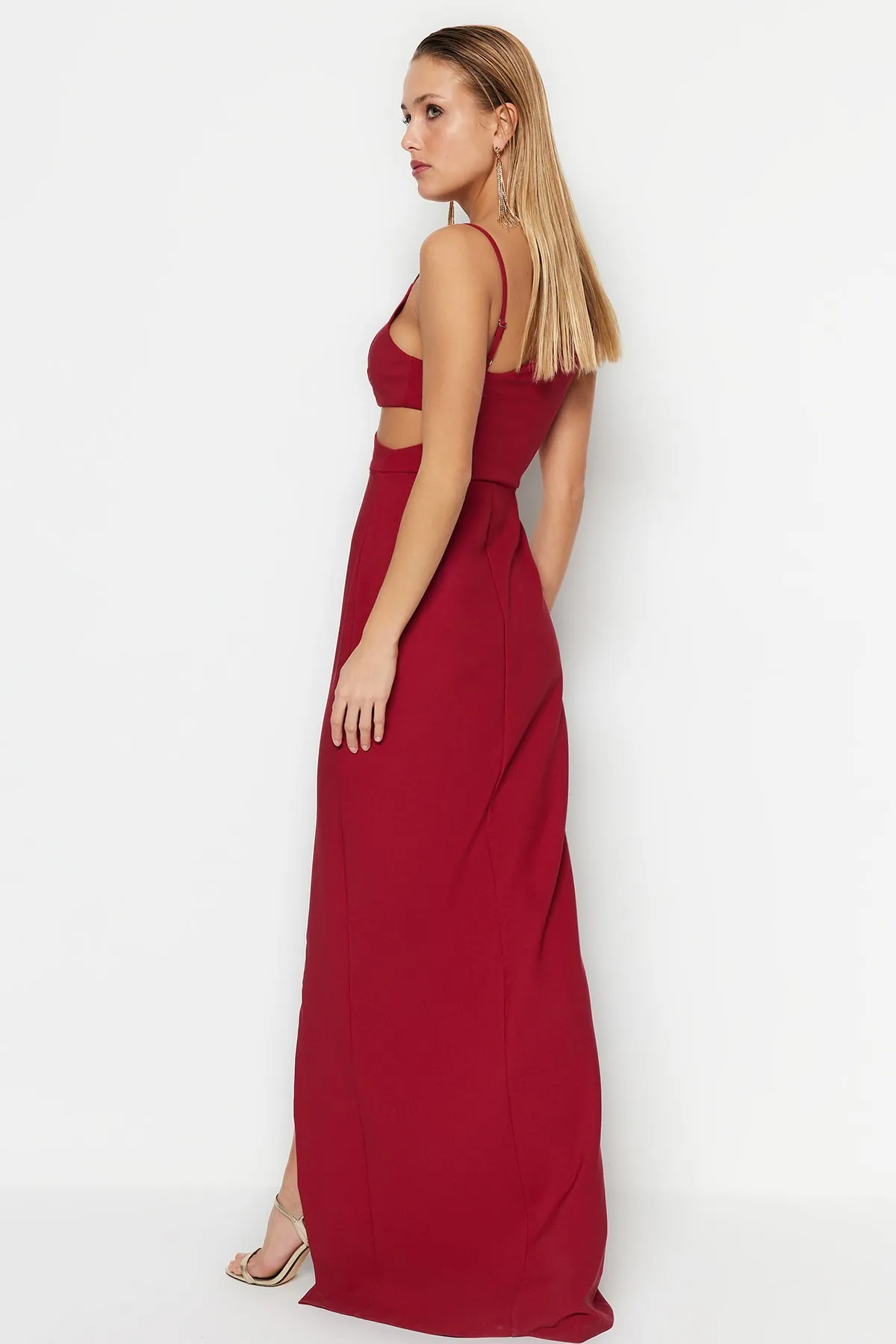 Trendyol Collection  Burgunderrotes, gefüttertes, gewebtes langes Abendkleid mit Fenster-/Ausschnittdetails TPRSS21AE0179