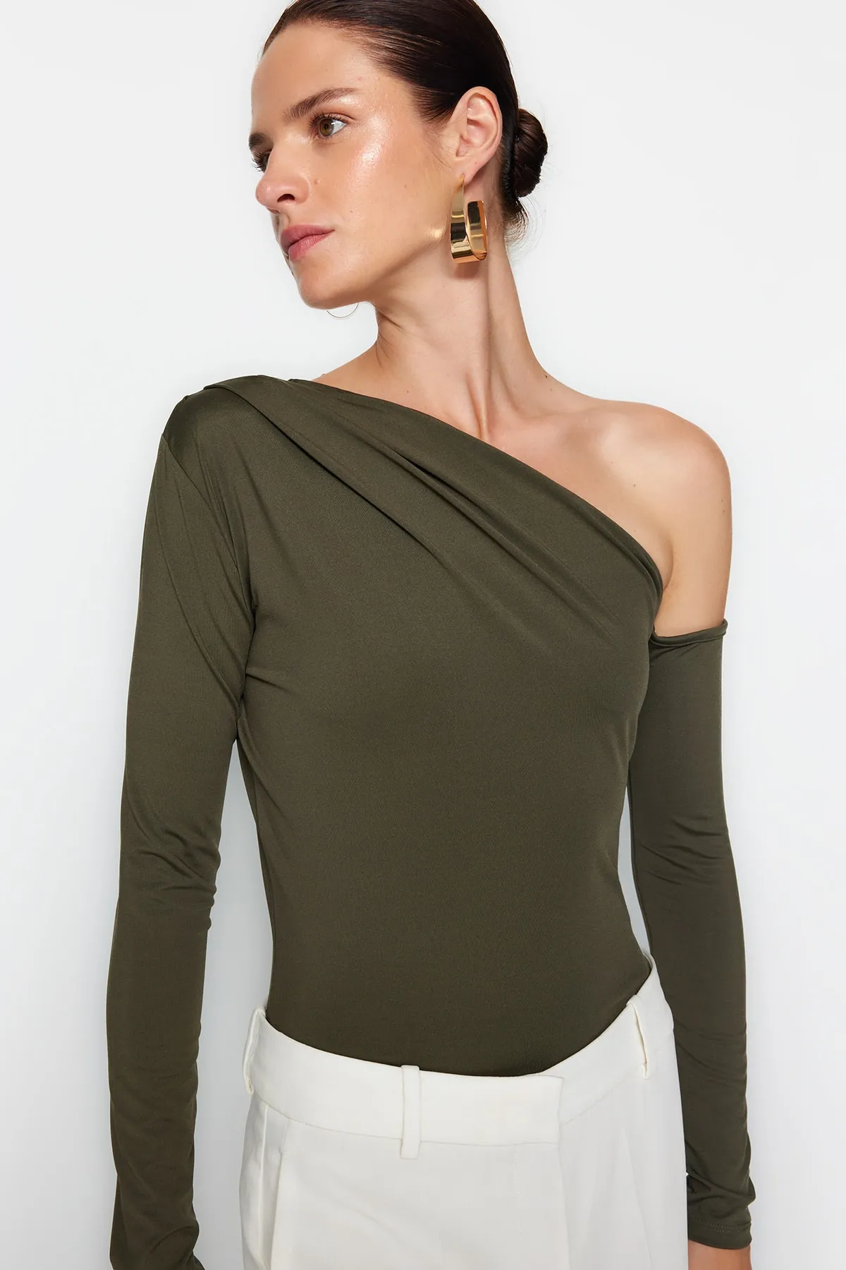 Trendyol Collection  Khakifarbener Strickbody mit asymmetrischem Kragen und langen Ärmeln und Druckknopfverschluss TWOAW22BD0080