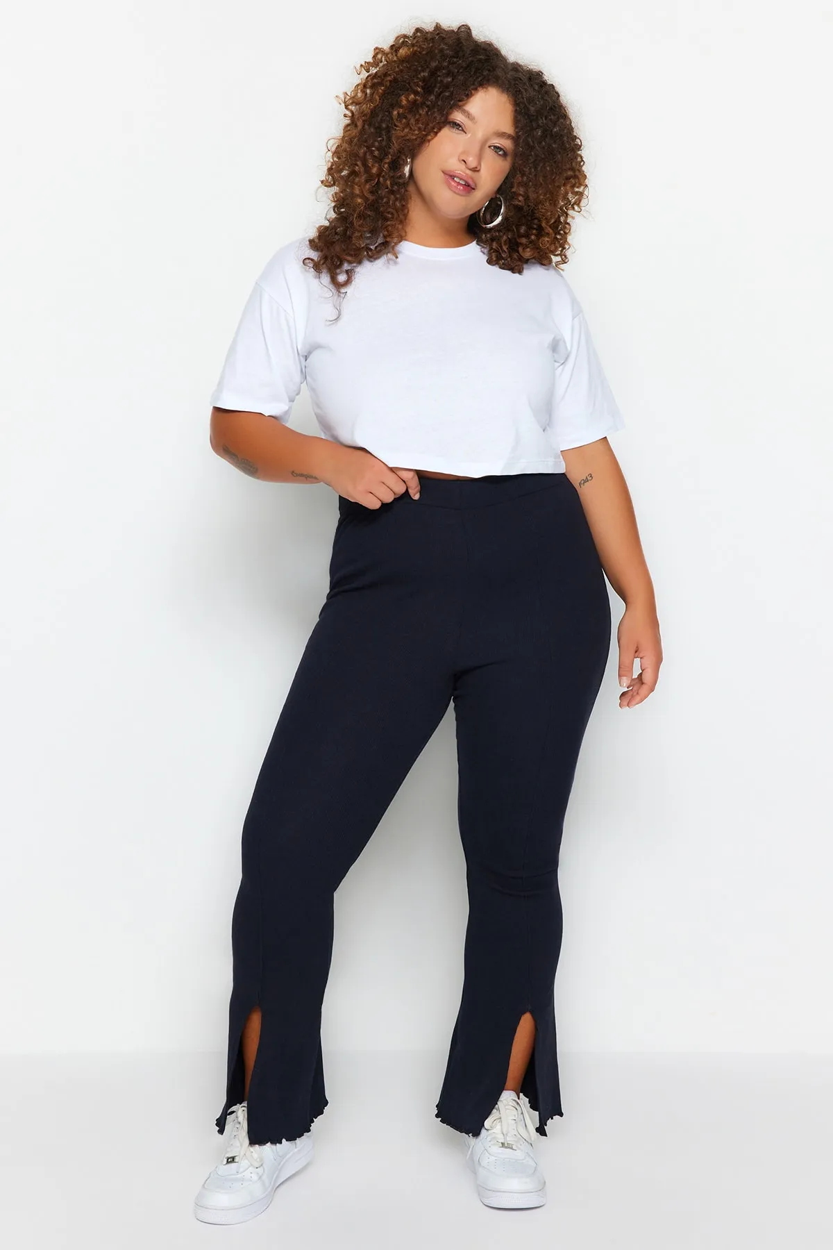 Trendyol Curve  Marineblaue Strickhose mit hohem Bund und Schlitz und spanischen Beinen TBSSS23AR00020