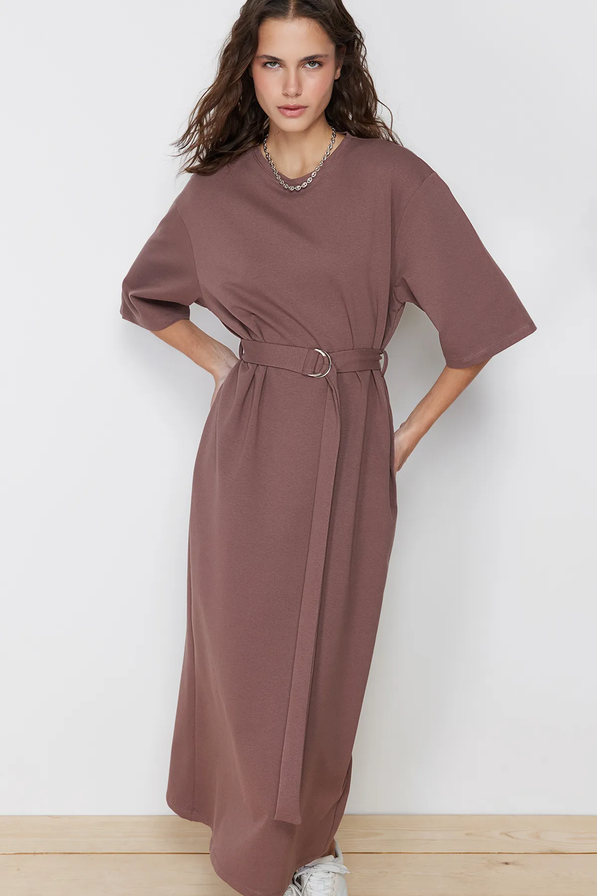 Trendyol Modest  Braunes Strickkleid mit halben Ärmeln und Gürtel TCTSS24EB00108