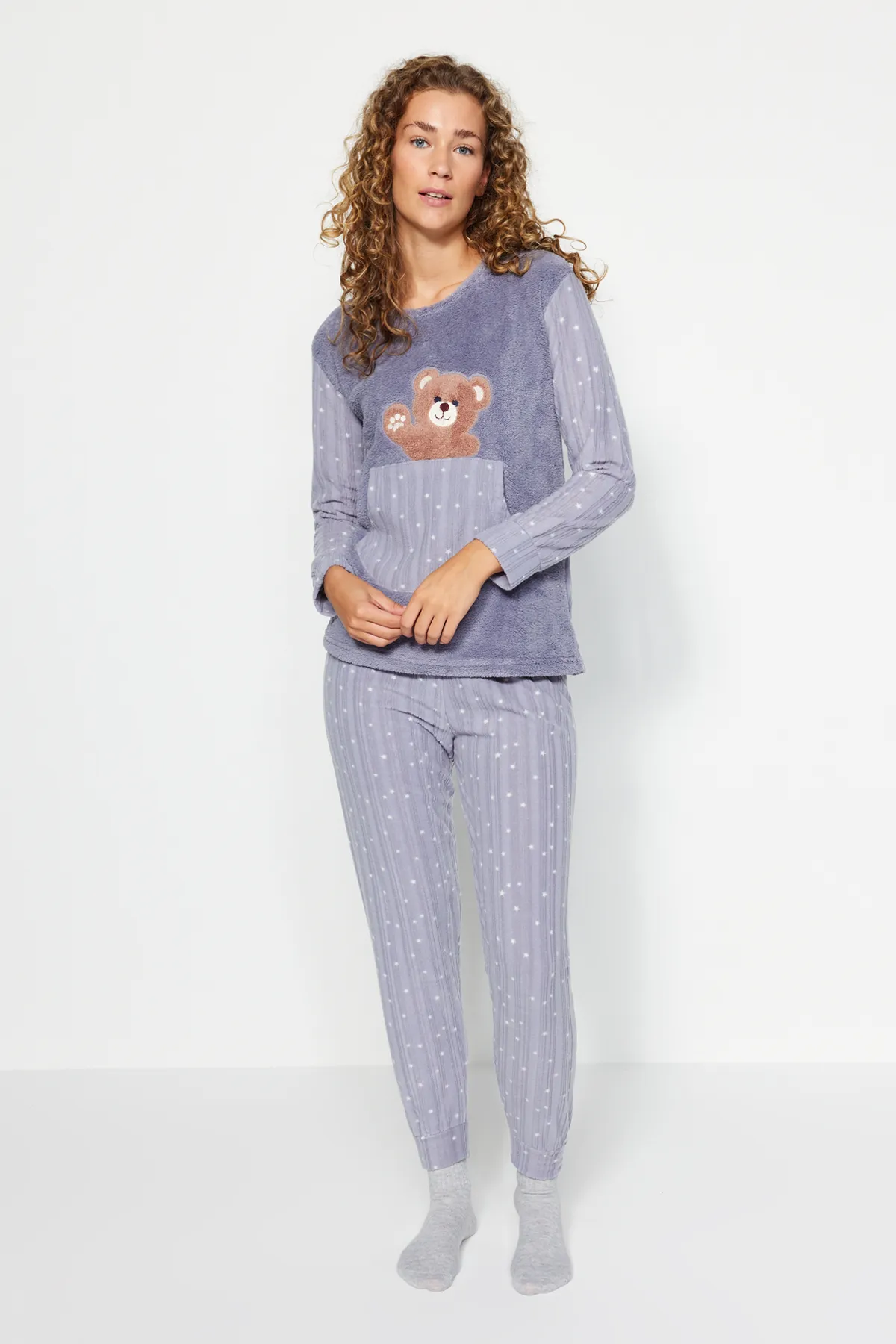 Trendyol Collection  Geräuchertes Wellsoft-Pyjama-Set aus T-Shirt und Hose mit Teddybär-Muster THMAW24PT00174