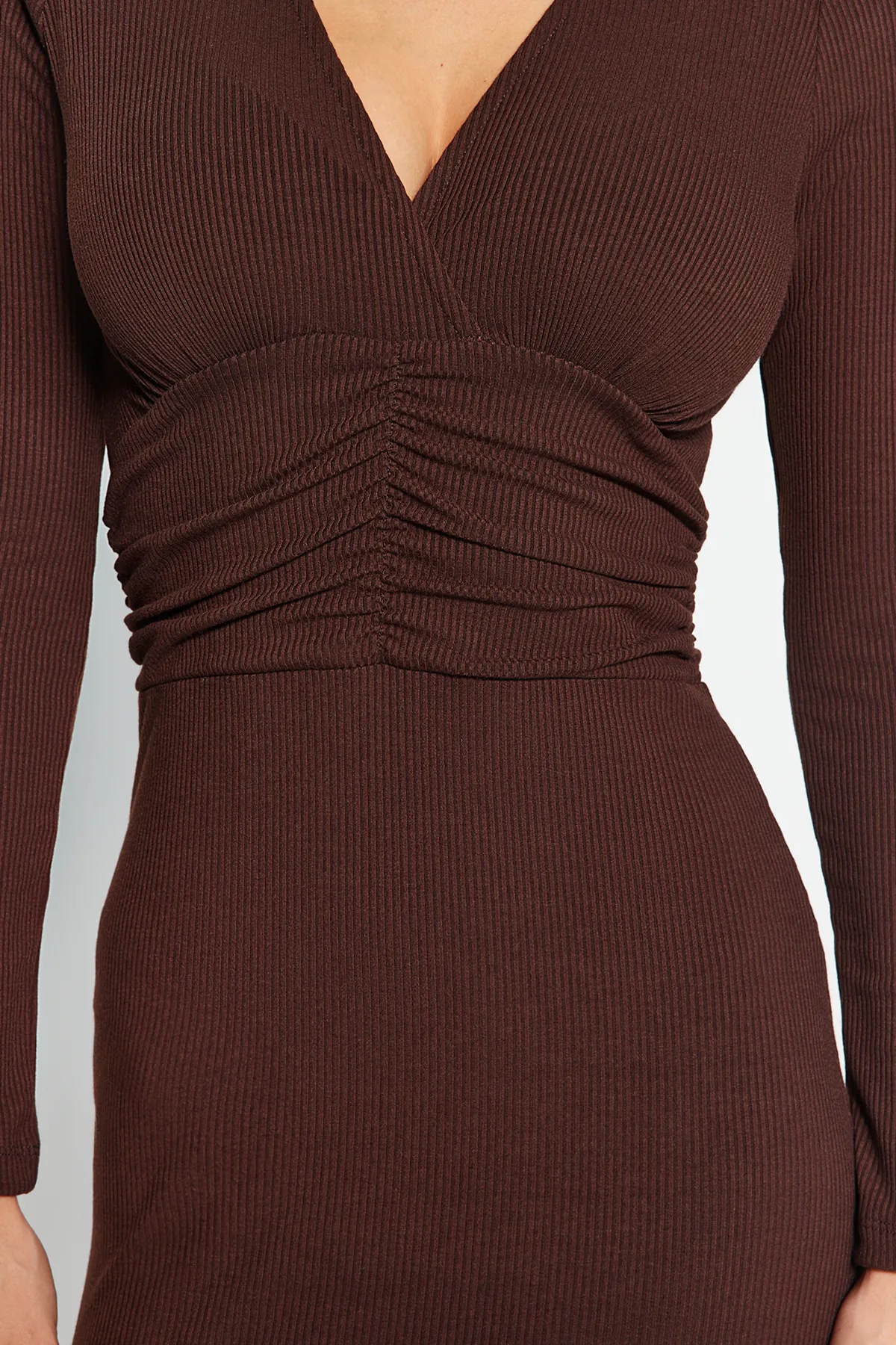 Trendyol Collection  Braunes Maxi-Strickkleid aus strukturiertem Stoff mit V-Ausschnitt und Taillendetail TWOAW24EL00791