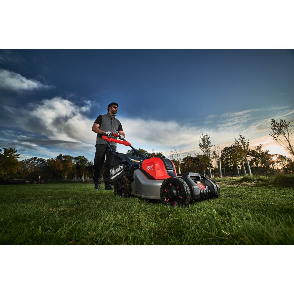 Cortador de grama a bateria Milwaukee 4933499215 M18 F2LM46-802 FUEL™ (2x18V) com assistência de caminhada e largura de corte de 46 cm, 18 V, 2 baterias de 8 Ah