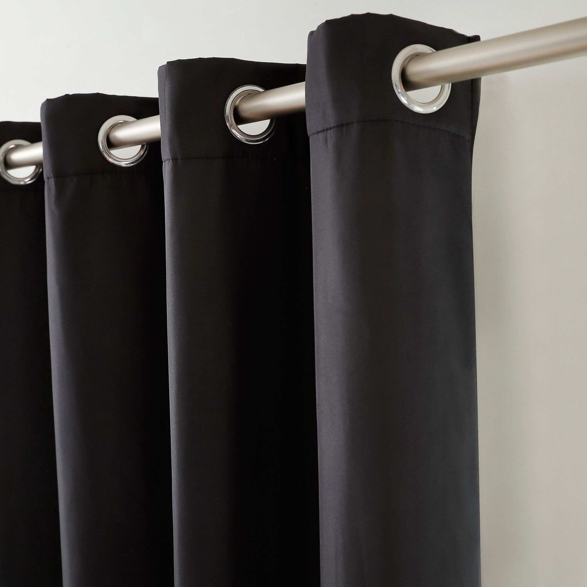 Rideau isolant uni envers polaire finition oeillets