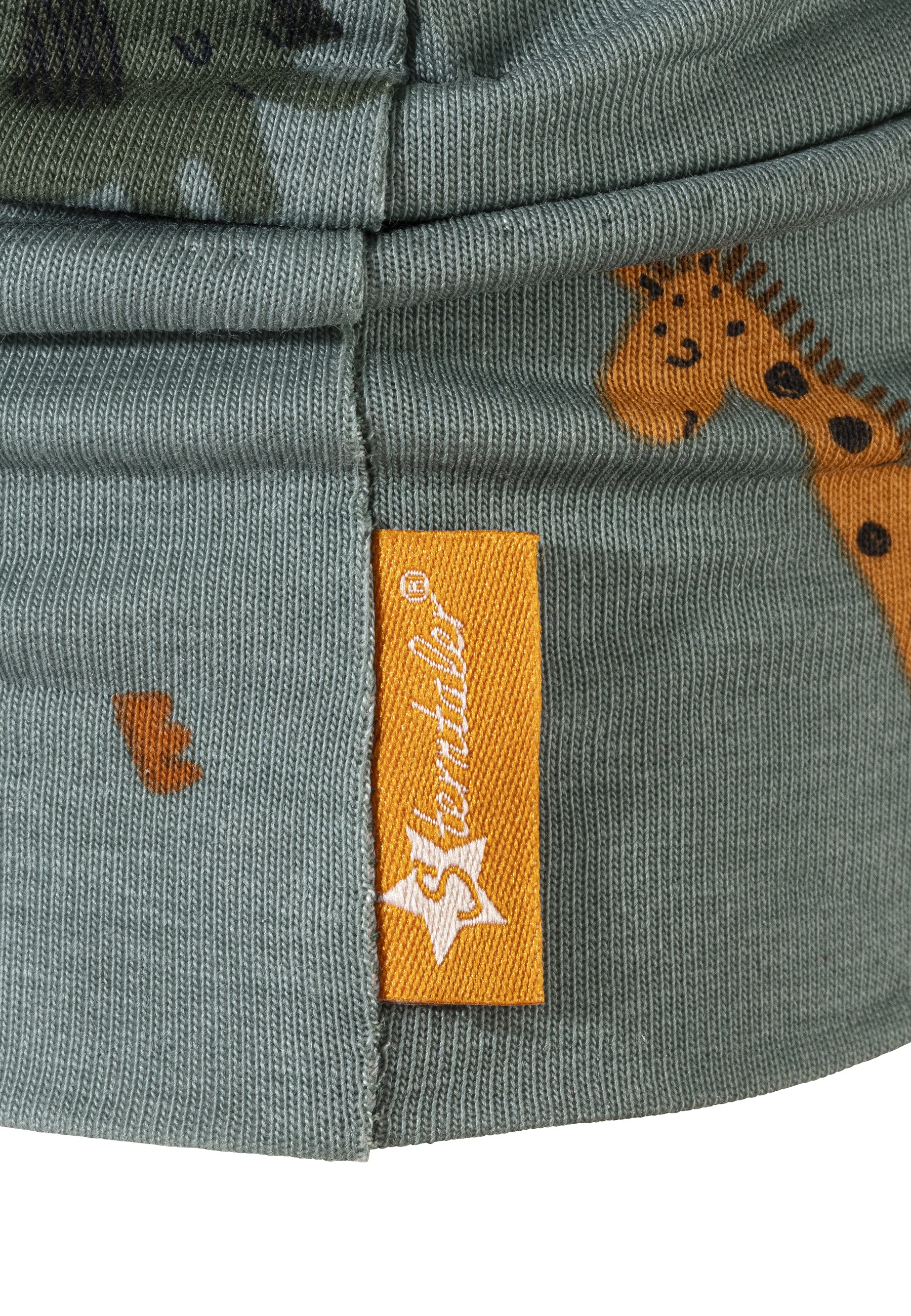 Beanie bedruckt mit Allover-Tiermotiv in mattgrün