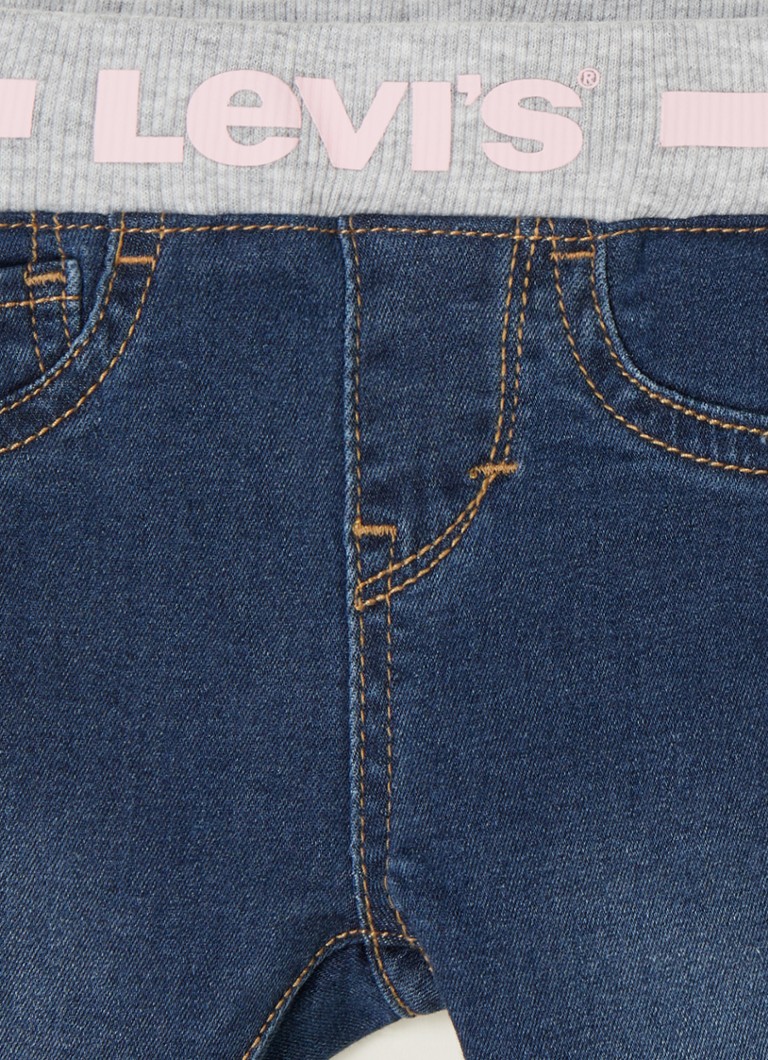 Jeansy Levi's o dopasowanym kroju z nadrukowanym logo
