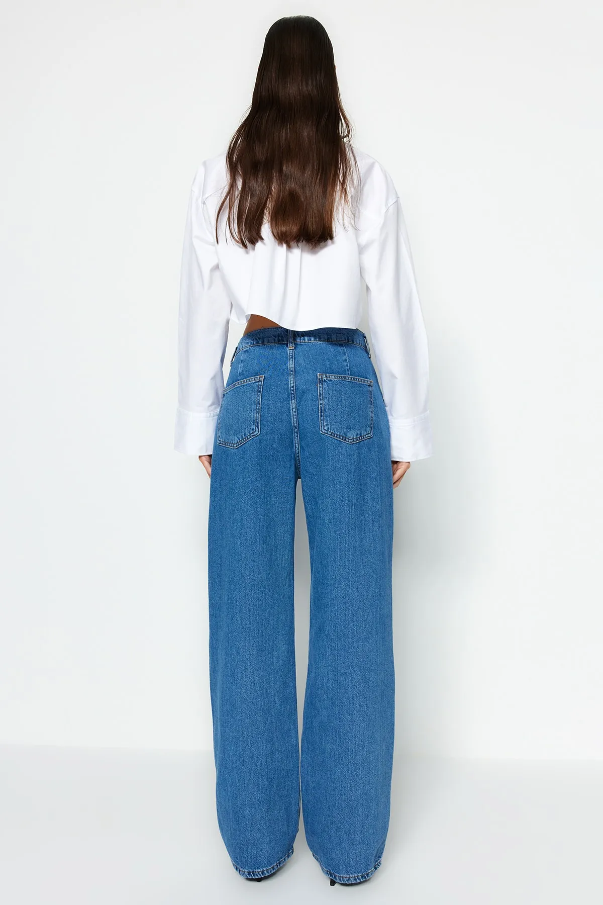Trendyol Collection  Blaue Jeans mit hoher Taille und weitem Bein und Knopfleiste, Faltendesign TWOAW24JE00005