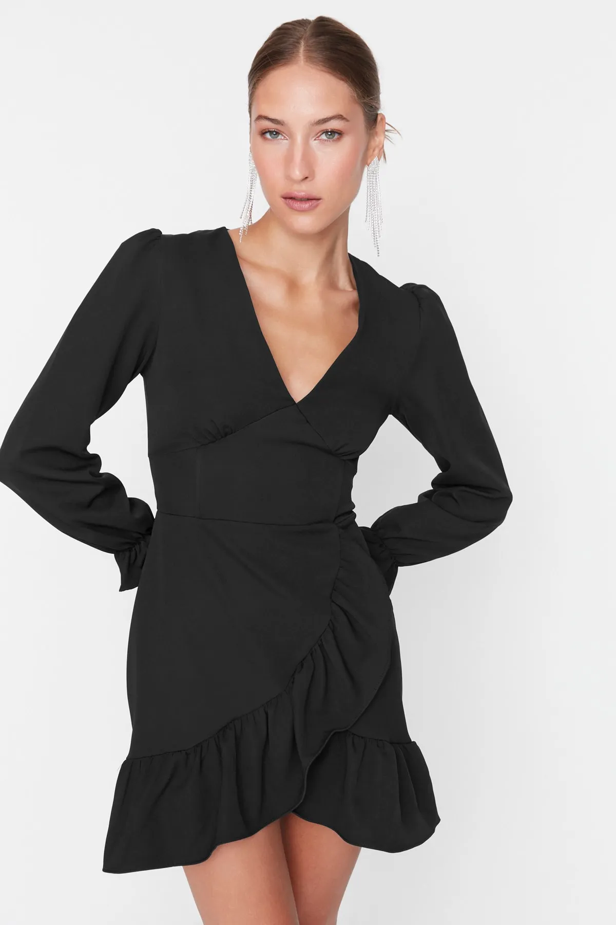 Trendyol Collection  Elegantes Abendkleid mit schwarzen Ärmeln und Details TPRAW23EL00244