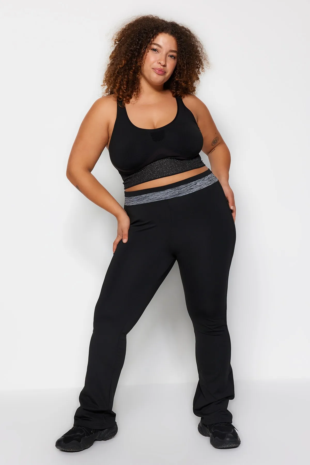 Trendyol Curve  Schwarze spanische Strick-Jogginghose mit Bein- und Taillendetails TBSSS22EA0055